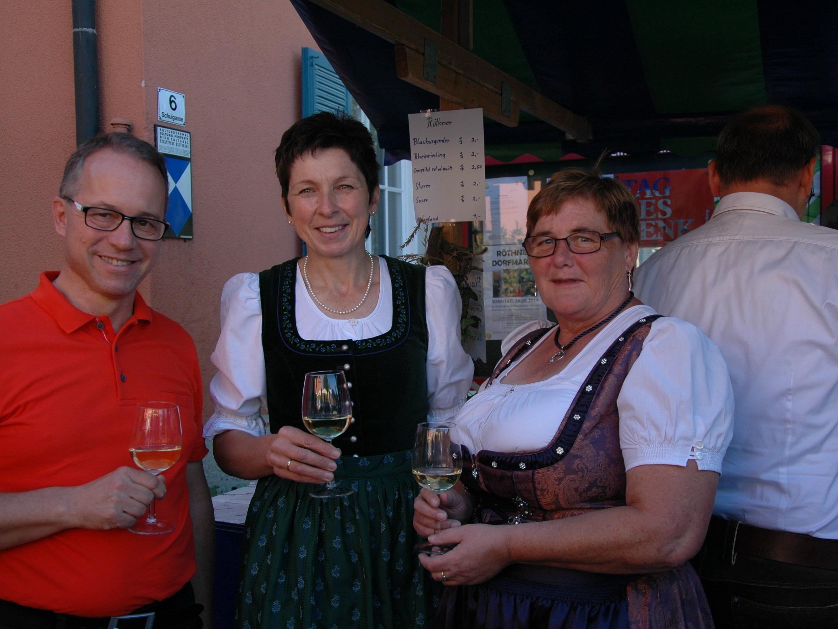 Bürgermeister Roman Kopf, bundesbäuerin Andrea Schwarzmann und Irene Biedermann stießen auf einen erfolgreichen Röthner Markt an.