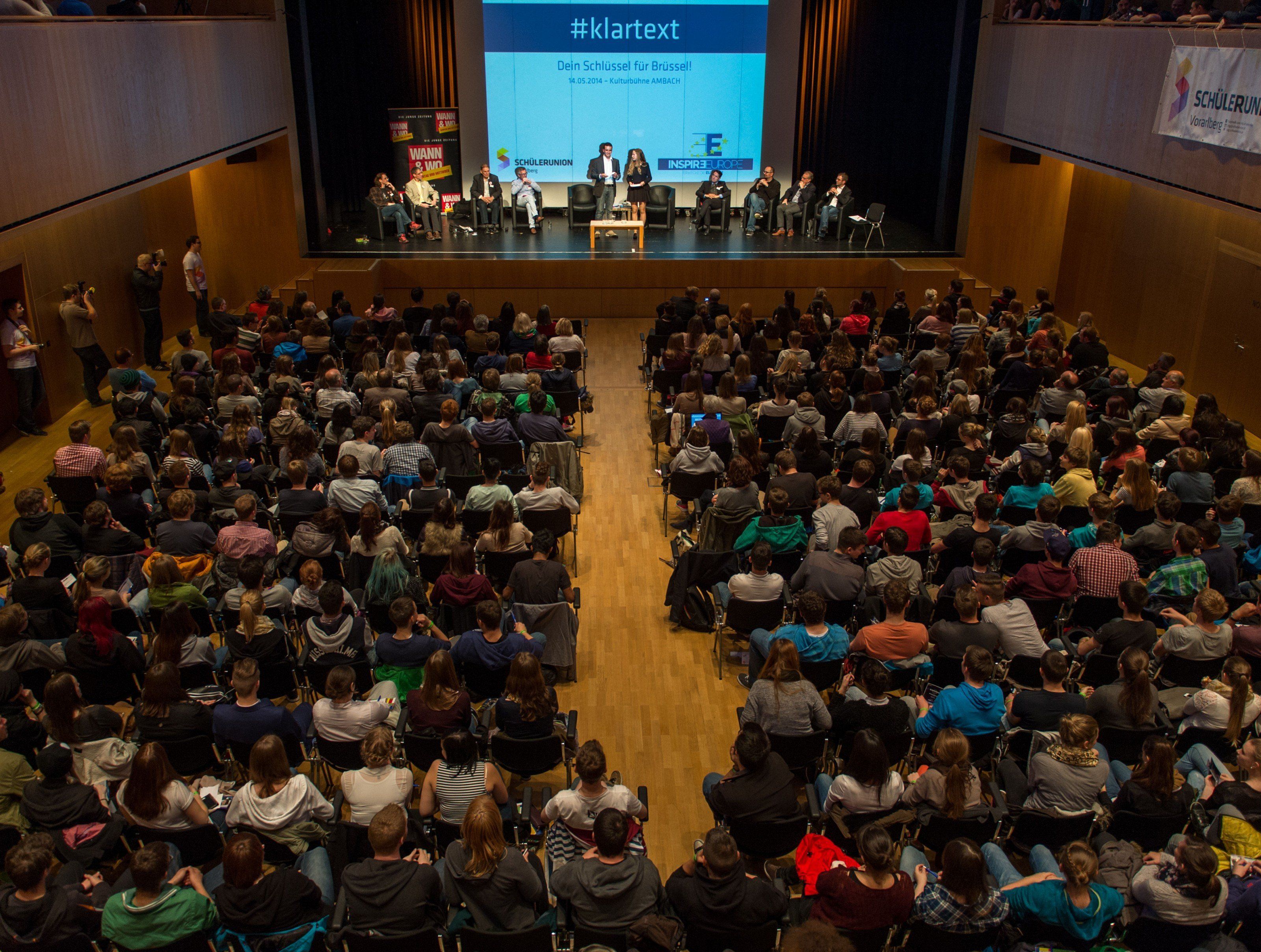 Die Schülerunion organisiert eine Podiumsdiskussion mit den Spitzenkandidaten.