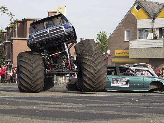 Monster-Truck raste ins Publikum
