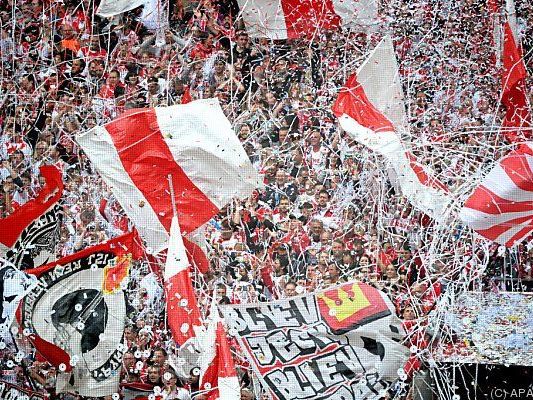 Fans von Köln und Gladbach gerieten aneinander Fans von Köln und Gladbach gerieten aneinander
