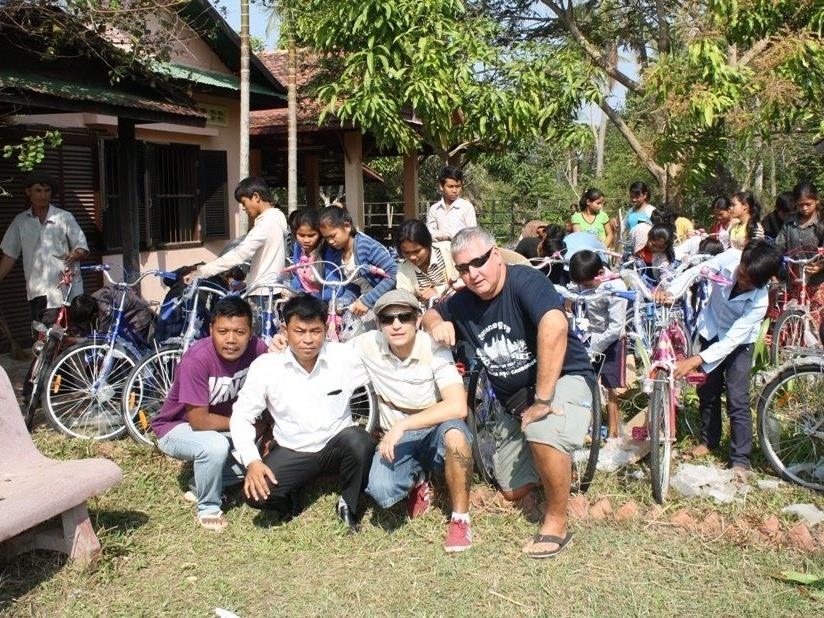 Willi Raid (re. vorne) unterstützt die Schulkinder in  "Samrong Village" nach Kräften.
