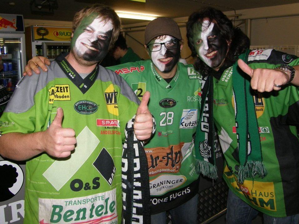 Drei Mitglieder des EHC-Fanclubs, der das Team wie immer lautstark unterstützte.. Drei Mitglieder des EHC-Fanclubs, der das Team wie immer lautstark unterstützte..
