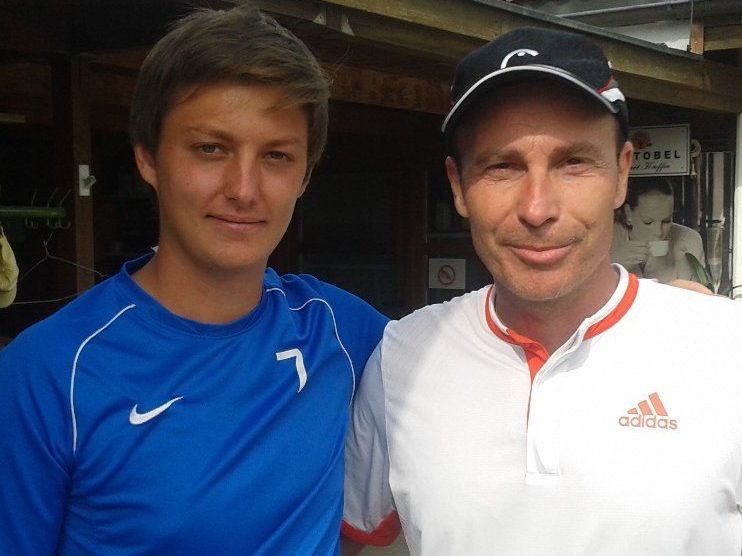 Der neue und alte Vereinsmeister Manuel Sperger (li.) mit Manny Köstl. Der neue und alte Vereinsmeister Manuel Sperger (li.) mit Manny Köstl.