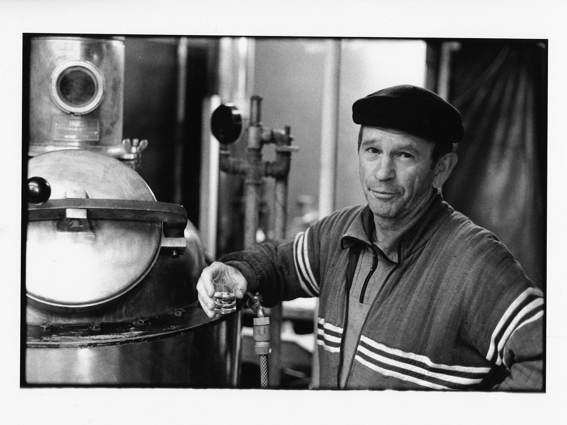 Hans Kohler hat den Prozess des Schnapsbrennens auf Schwarz-Weiß-Fotografien festgehalten. Hans Kohler hat den Prozess des Schnapsbrennens auf Schwarz-Weiß-Fotografien festgehalten.