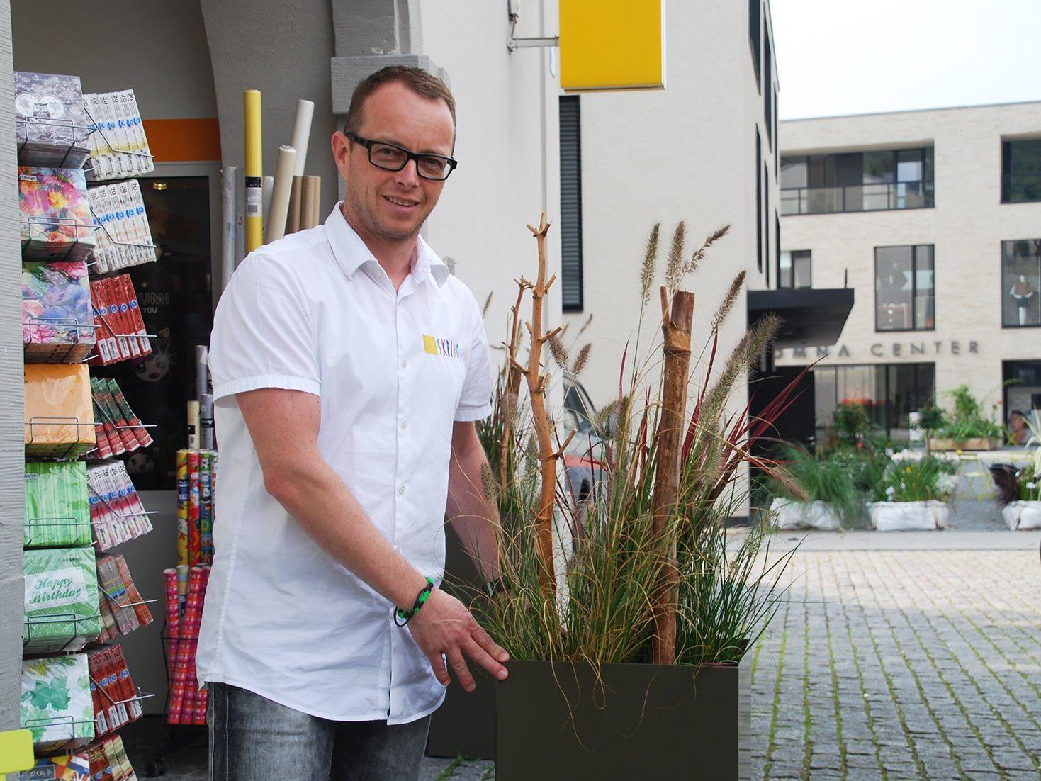 René Nick, Obmann der Kaufmannschaft Rankweil-Vorderland, präsentiert die Herbstdekoration.