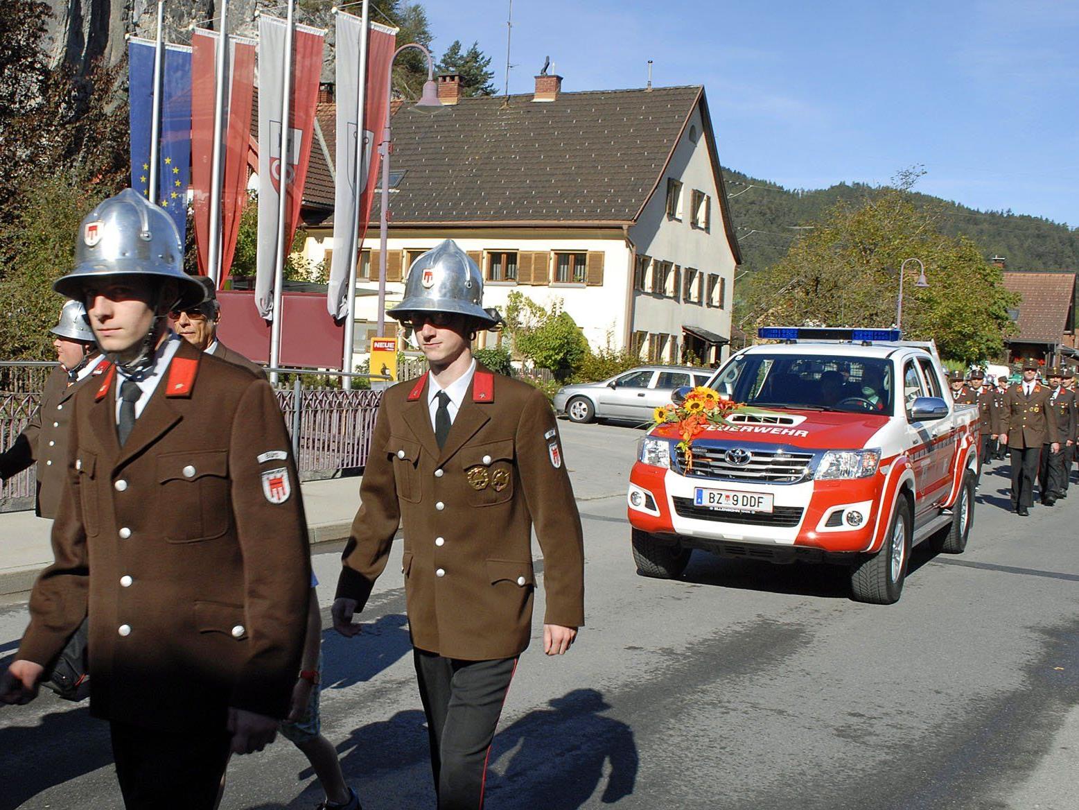 Der Festumzug führte von der Friedenskirche zum Feuerwehrgerätehaus Bürs.