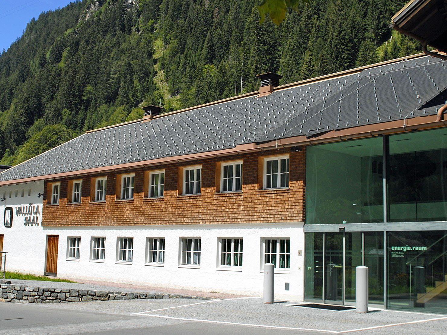 Bei gutem Wetter steigt der Älplerrock hinter dem Vallülasaal, ansonsten im Gebäude.