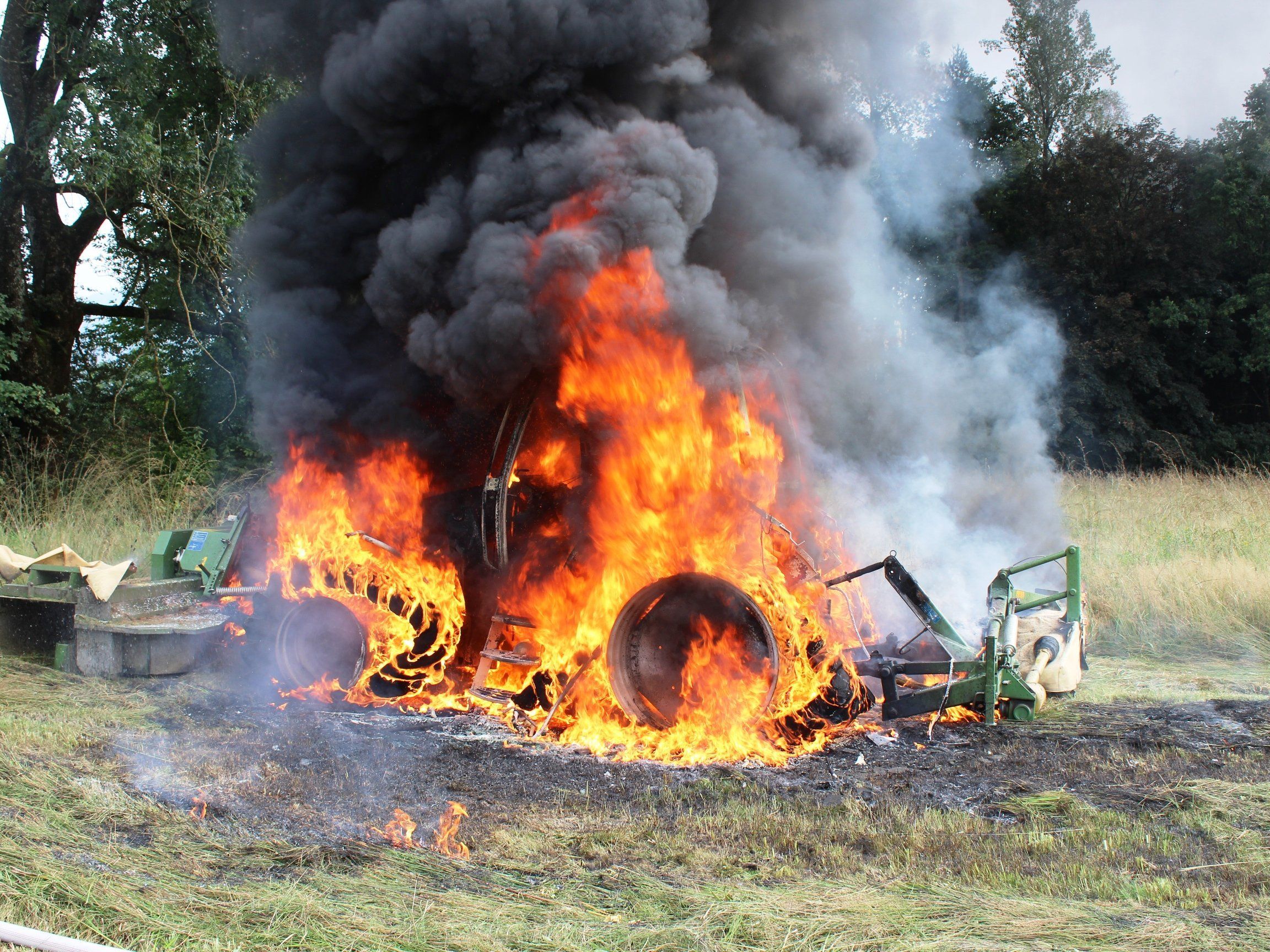 Der Landwirt konnte den Brand nicht mehr selbst löschen. Der Landwirt konnte den Brand nicht mehr selbst löschen.