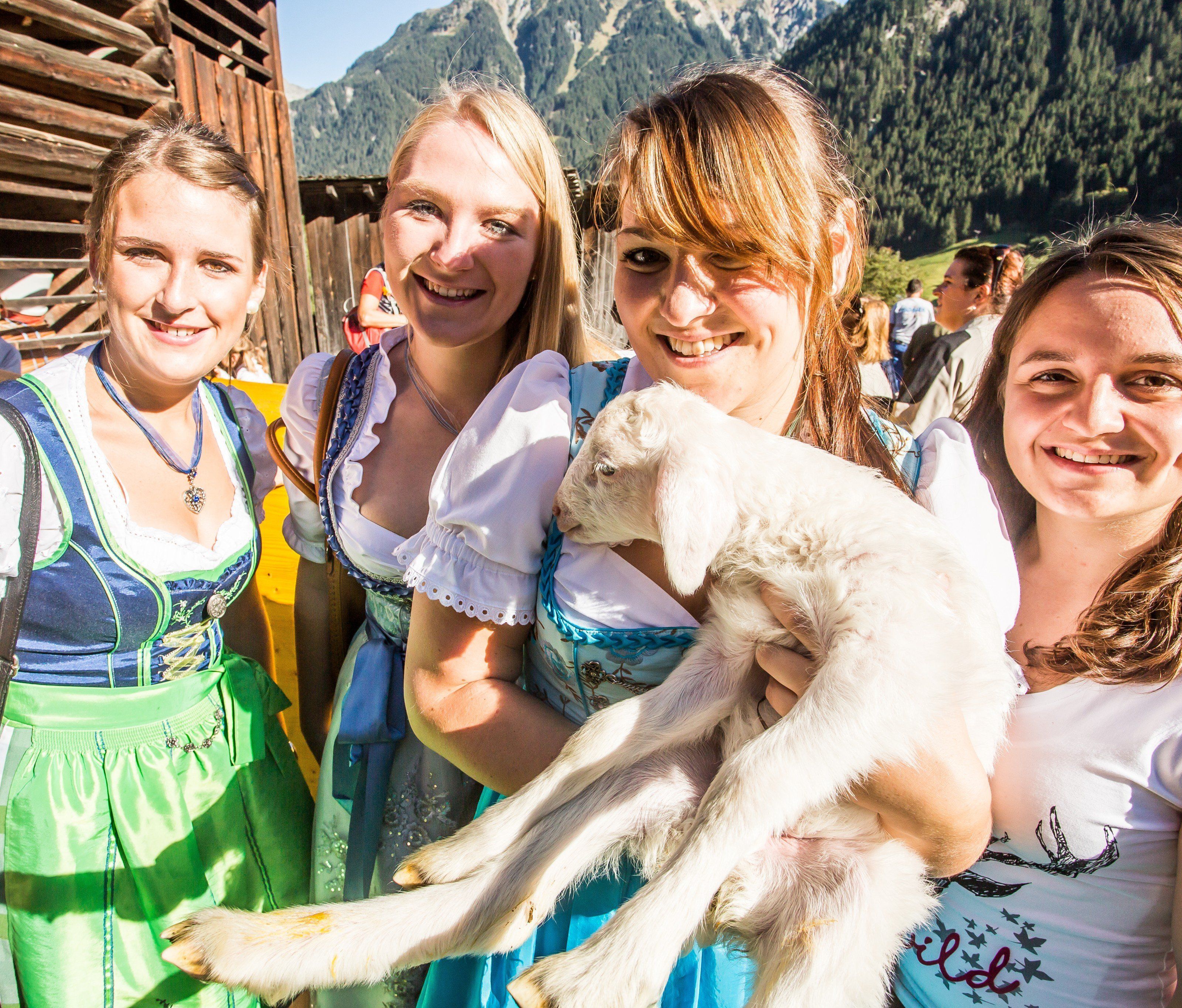 Ramona und ihre Freundinnen warfen sich als "Hiatamadln" in Schale. Ramona und ihre Freundinnen warfen sich als "Hiatamadln" in Schale.