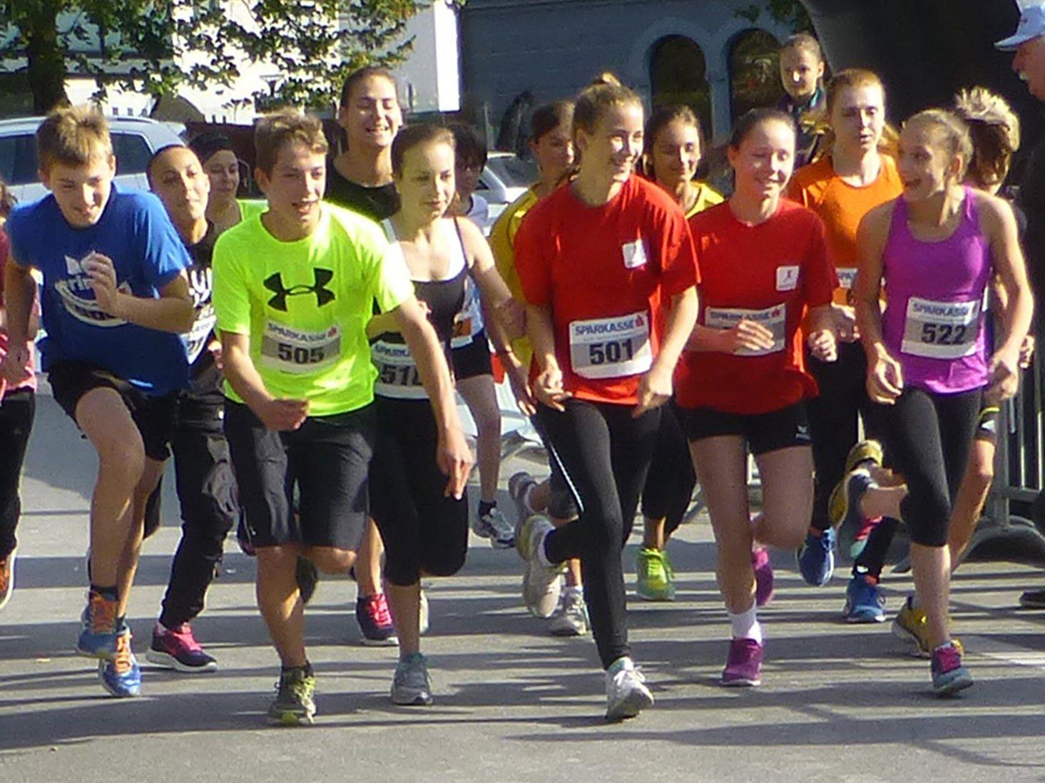 Start der Altersklasse Schüler II und Jugend/Junioren zum Stadtlauf über 2.400 Meter.
