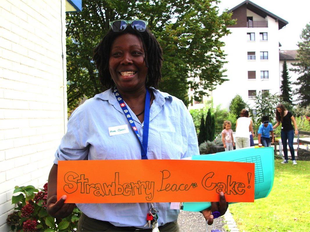 Lehrerin Marion Coovi betreute die Gruppe "Strawberry Peace Cake" beim Stationenbetrieb zum Weltfriedenstag an der International School Rheintal in Buchs.