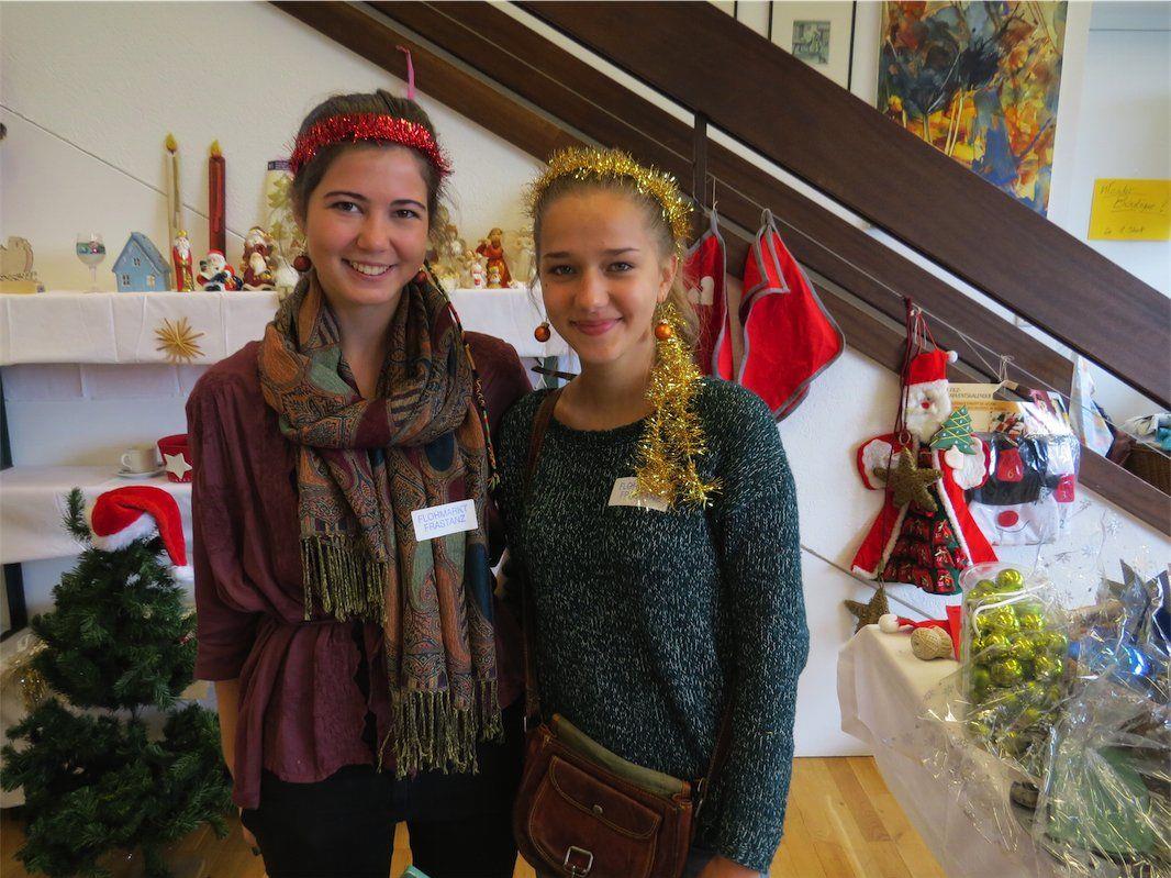 Eva und Raphaela bemühten sich sehr, dass ihr Stand, der aus Weihnachts- und Osterschmuck bestand, besonders schön aussah.
