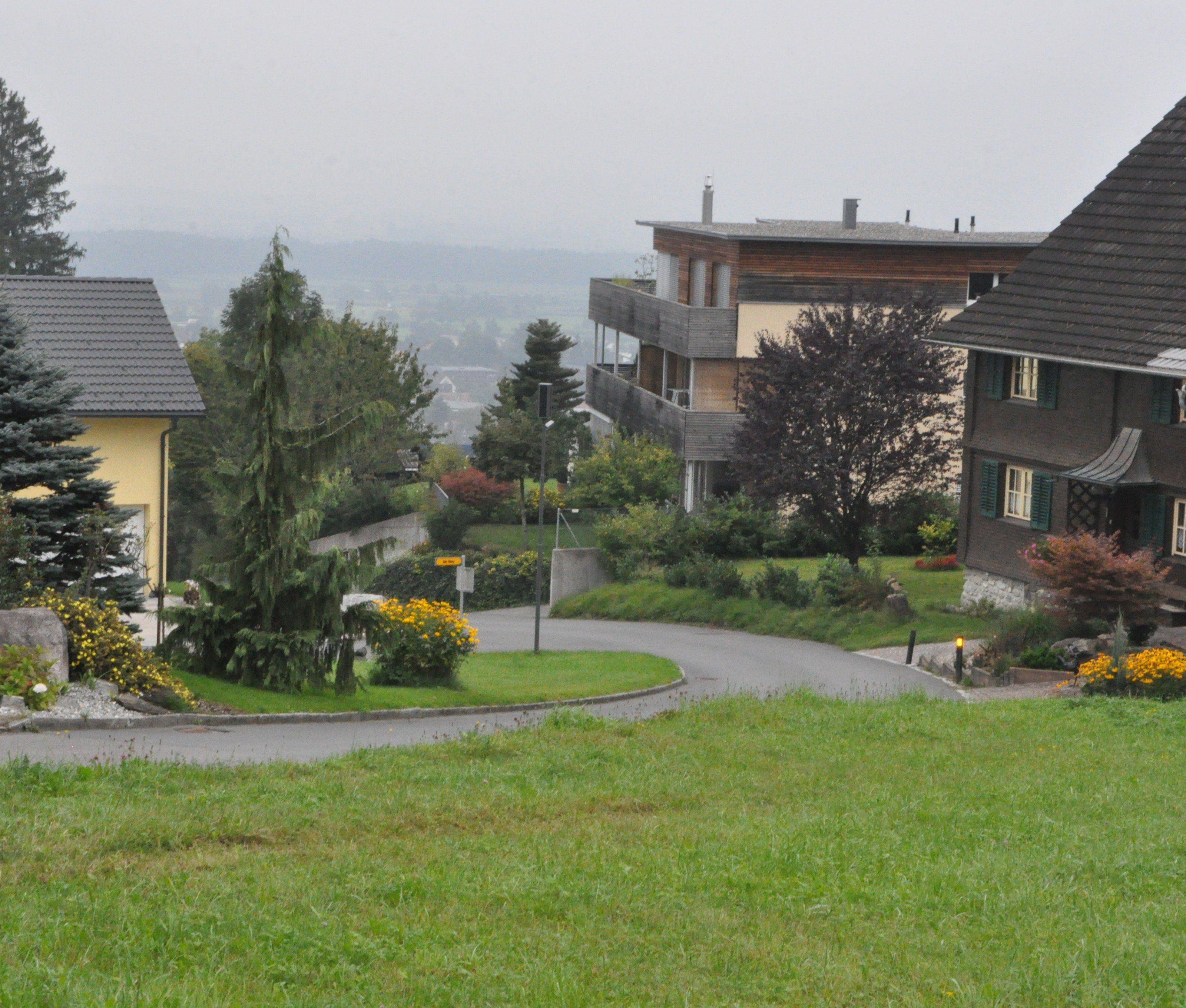 Die Bergstraße wird oft auch für den Ausweichverkehr genutzt, was die Situation verschärft. Die Bergstraße wird oft auch für den Ausweichverkehr genutzt, was die Situation verschärft.