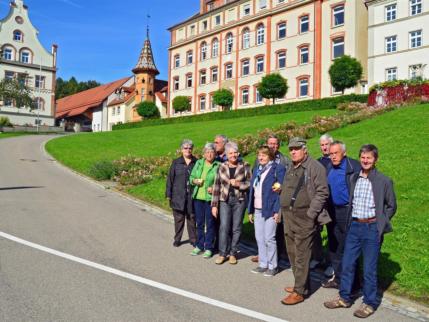 Die Jahrgänger vor dem Kloster Bonlanden