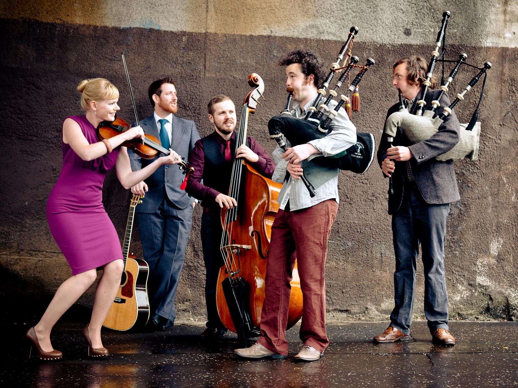 "Scottish Colours": 2013 als „Live Act Of The Year” bei den Scots Trad Music Awards 2013 ausgezeichnet. "Scottish Colours": 2013 als „Live Act Of The Year” bei den Scots Trad Music Awards 2013 ausgezeichnet.