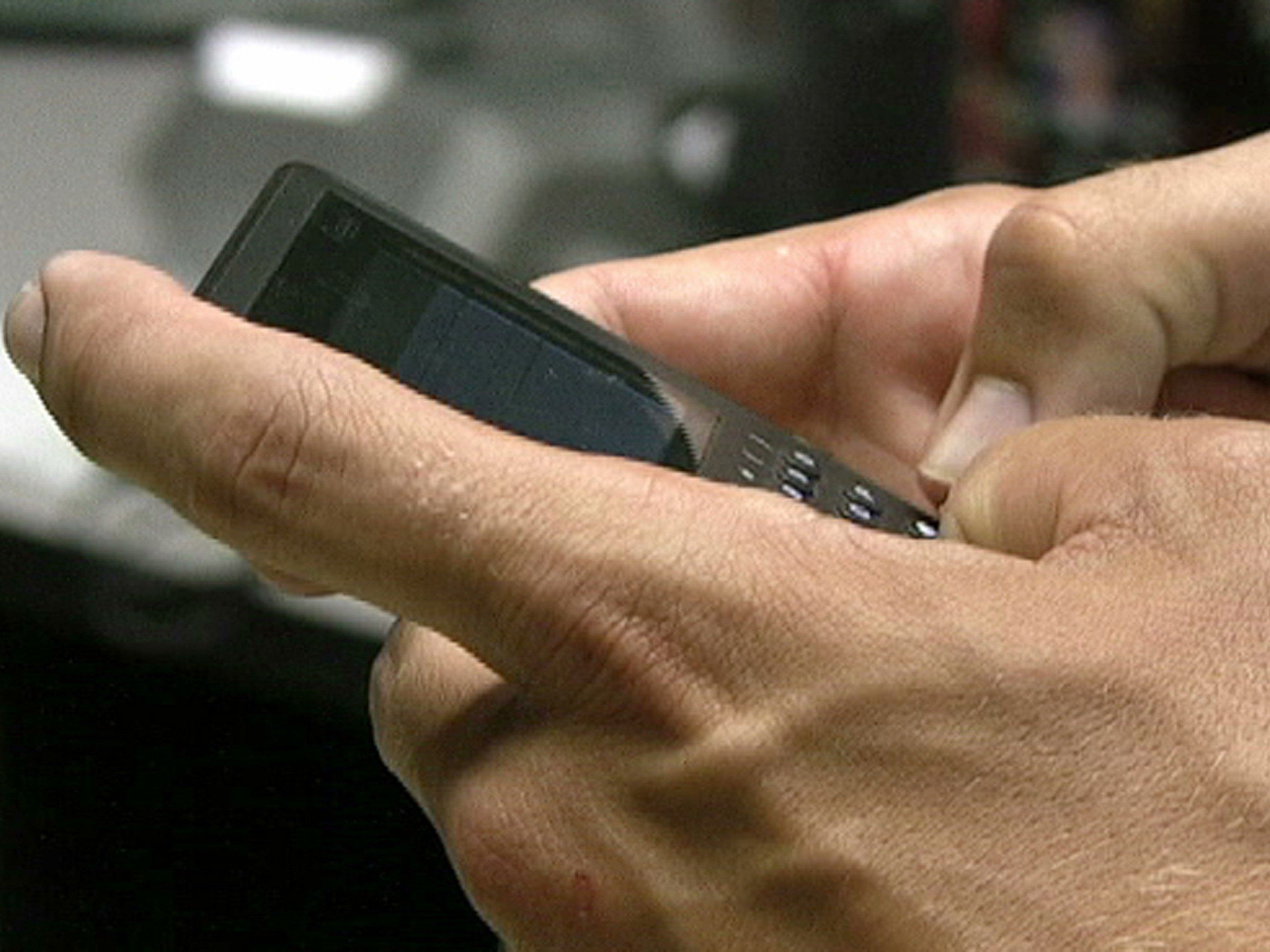 Ein Mann schickte seiner Ex-Freundin 21.807 SMS und muss sich jetzt wegen Stalkings vor Gericht verantworten. Ein Mann schickte seiner Ex-Freundin 21.807 SMS und muss sich jetzt wegen Stalkings vor Gericht verantworten.
