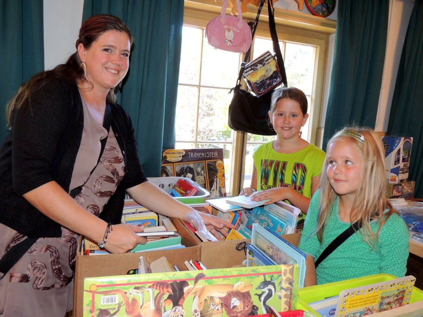 Annalena und Sarah aus Lustenau kamen mit ihrer Mam zum ersten Mal zum Kinderbasar nach Kennelbach Annalena und Sarah aus Lustenau kamen mit ihrer Mam zum ersten Mal zum Kinderbasar nach Kennelbach