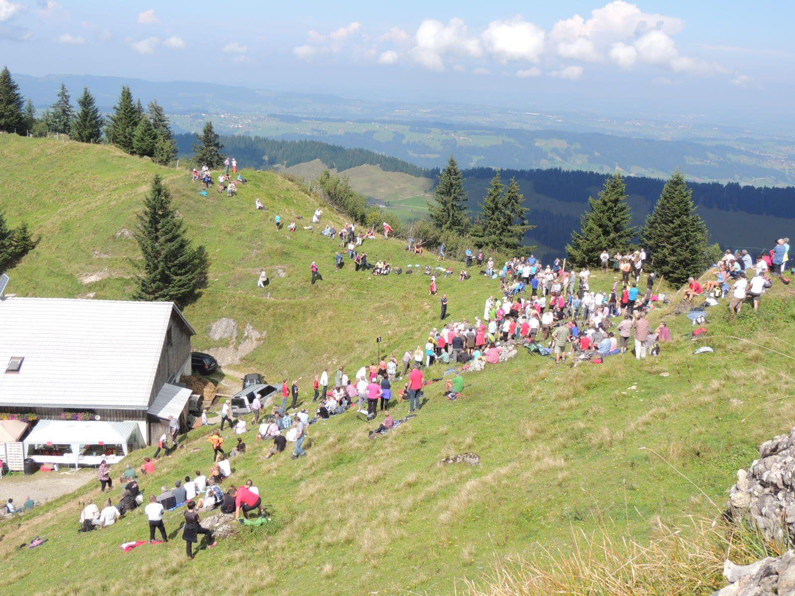 Traditionelle Bergmesse beim Berggasthaus "Hochhäderich"