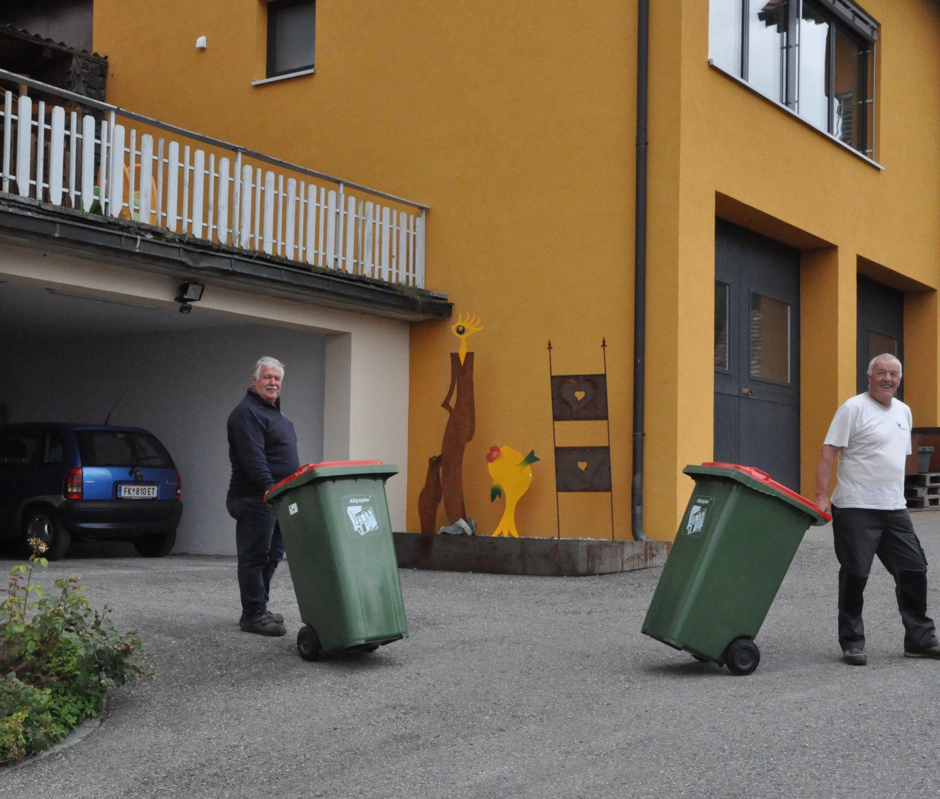 Die neuen Papiertonnen wurden allen Haushalten im Gemeindegebiet zu gestellt. Die neuen Papiertonnen wurden allen Haushalten im Gemeindegebiet zu gestellt.