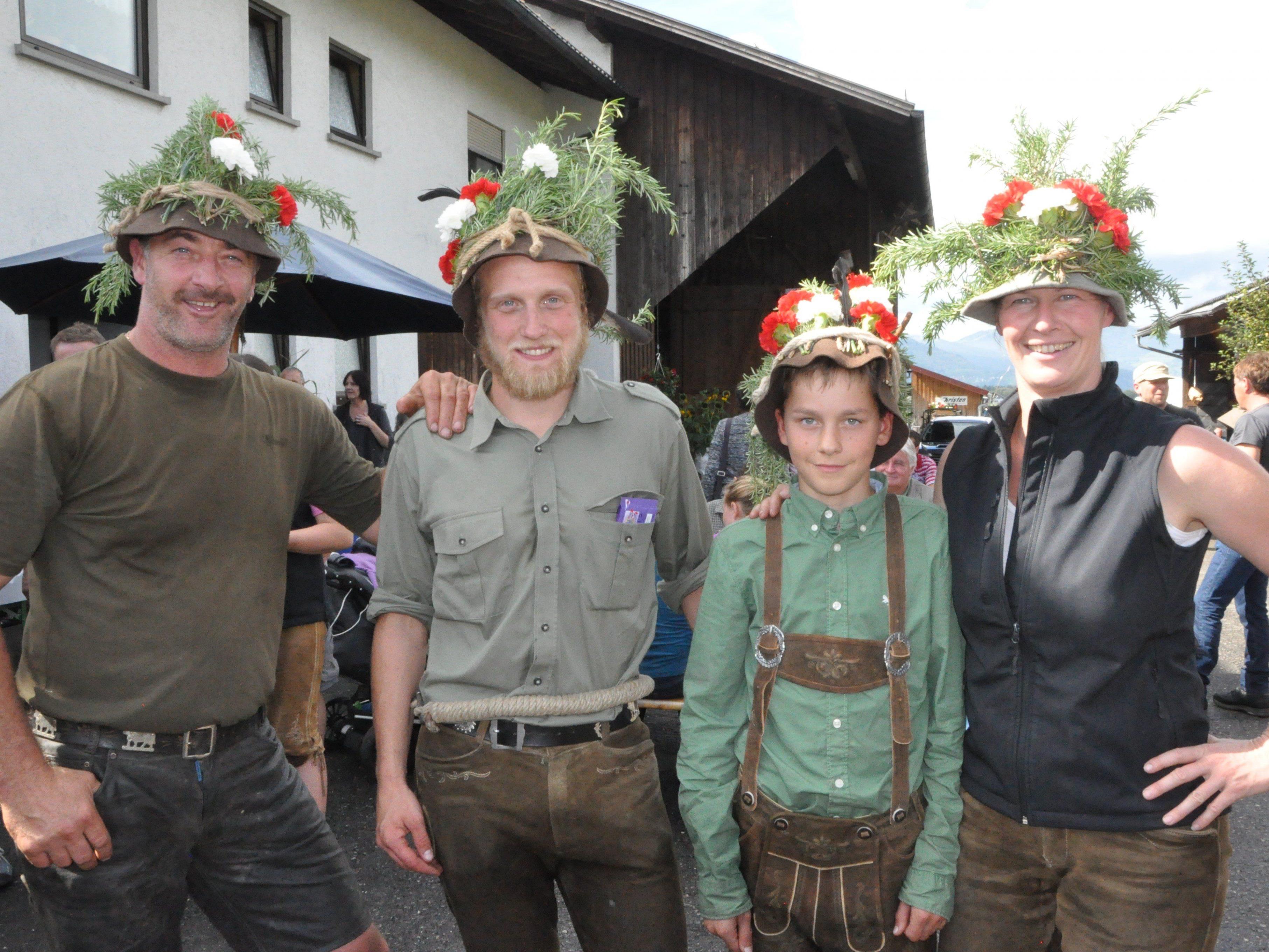 Markus Felder, die Hirten Dominik Gruber und Fabio Haas, sowie Andrea Felder (v.l.) frueten sich über einen erfolgreichen Alpsommer