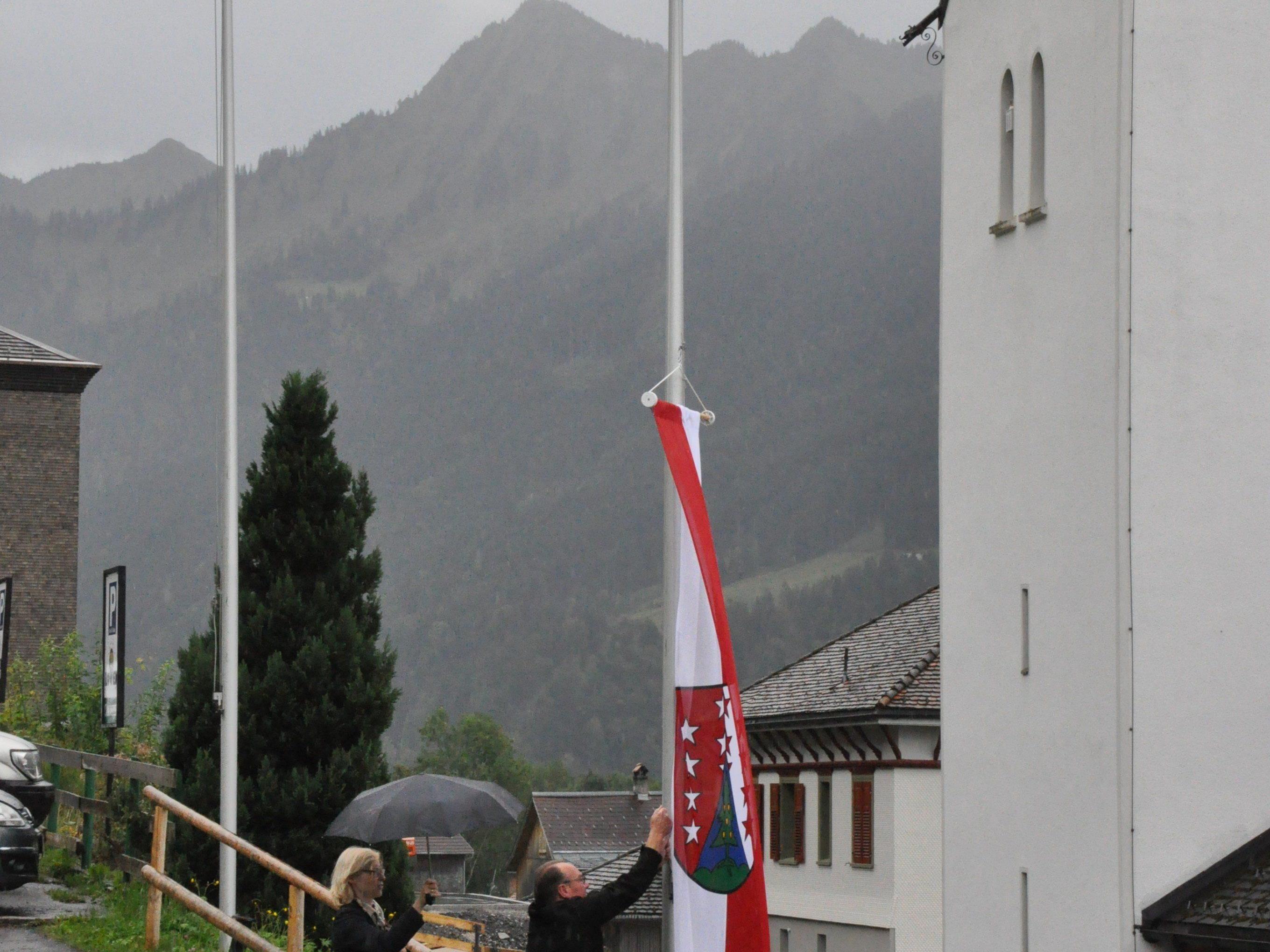 In Laterns hing die Fahne vor dem Wahllokal auf Halbmast