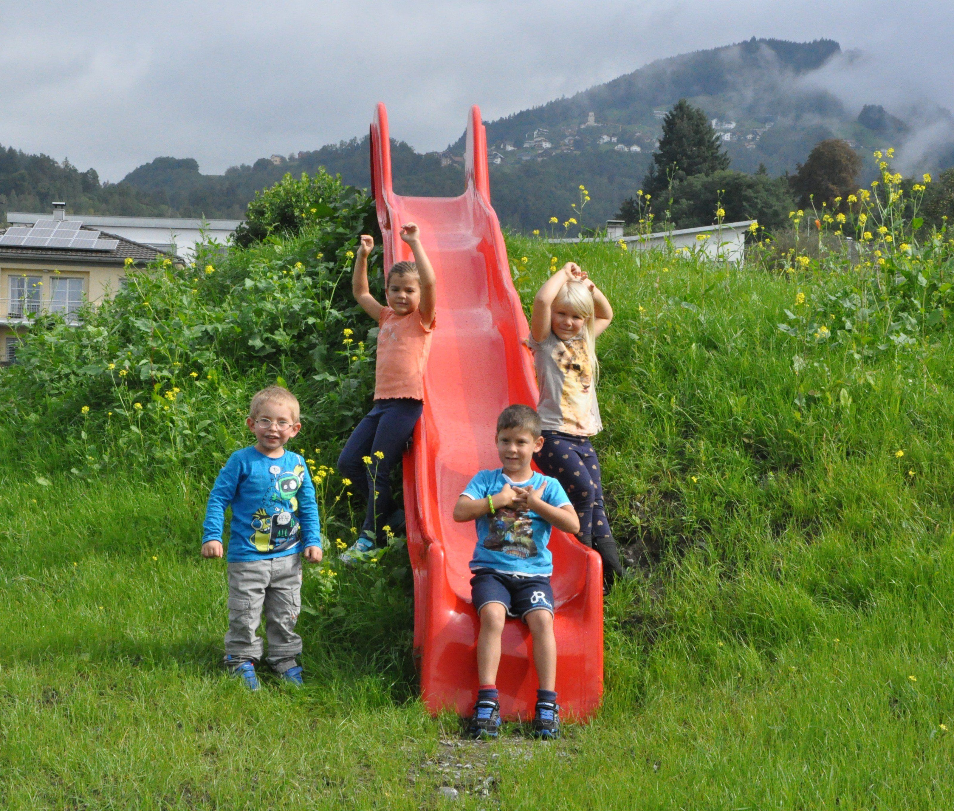 Große Freude bei den Kindern über den neuen Spielplatz.