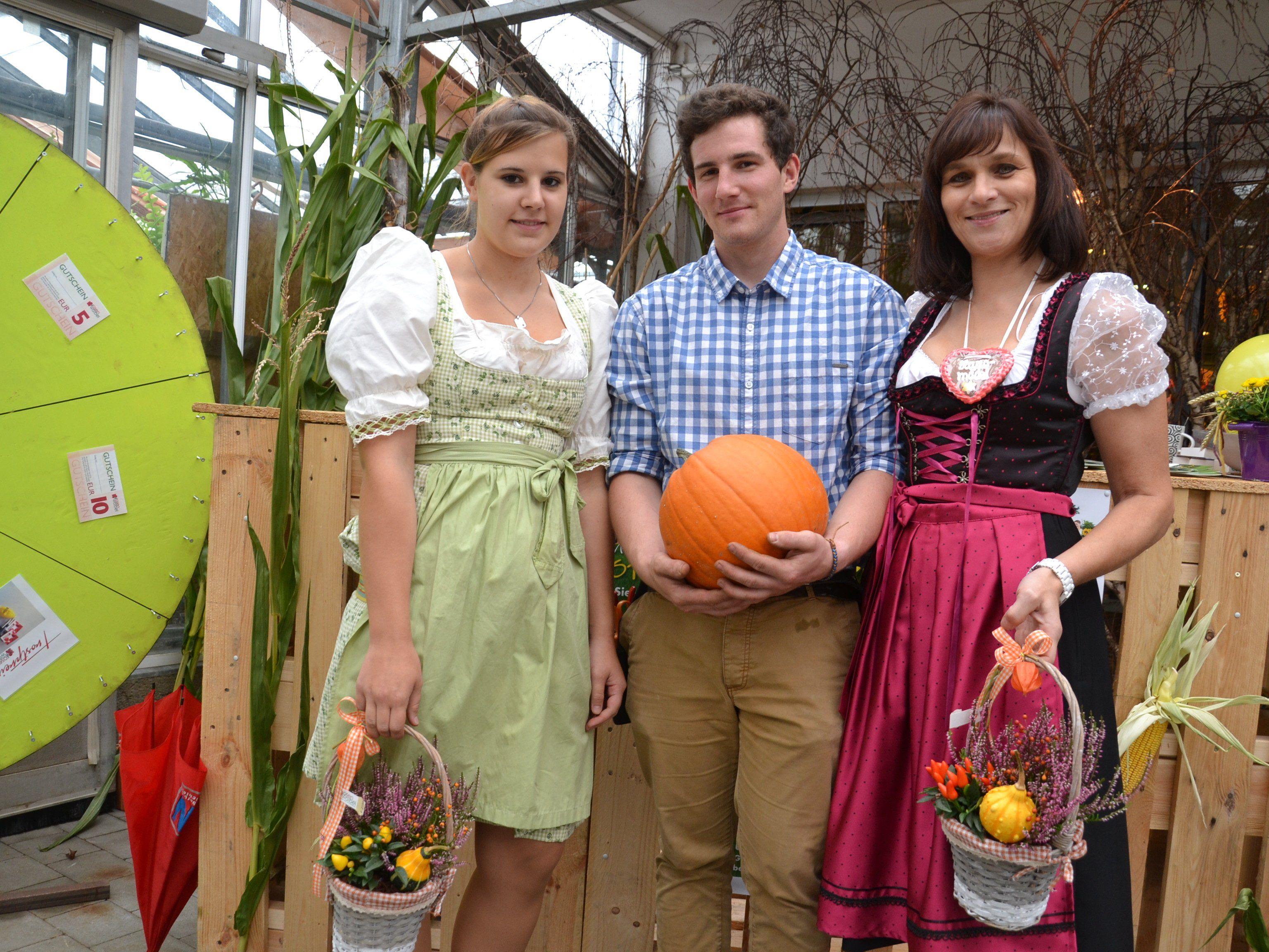 v.l. Juljane, Tobias und Daniela vom Rosen Waibel Team in Mäder freuen sich auf eine farbenfrohe Herbstzeit