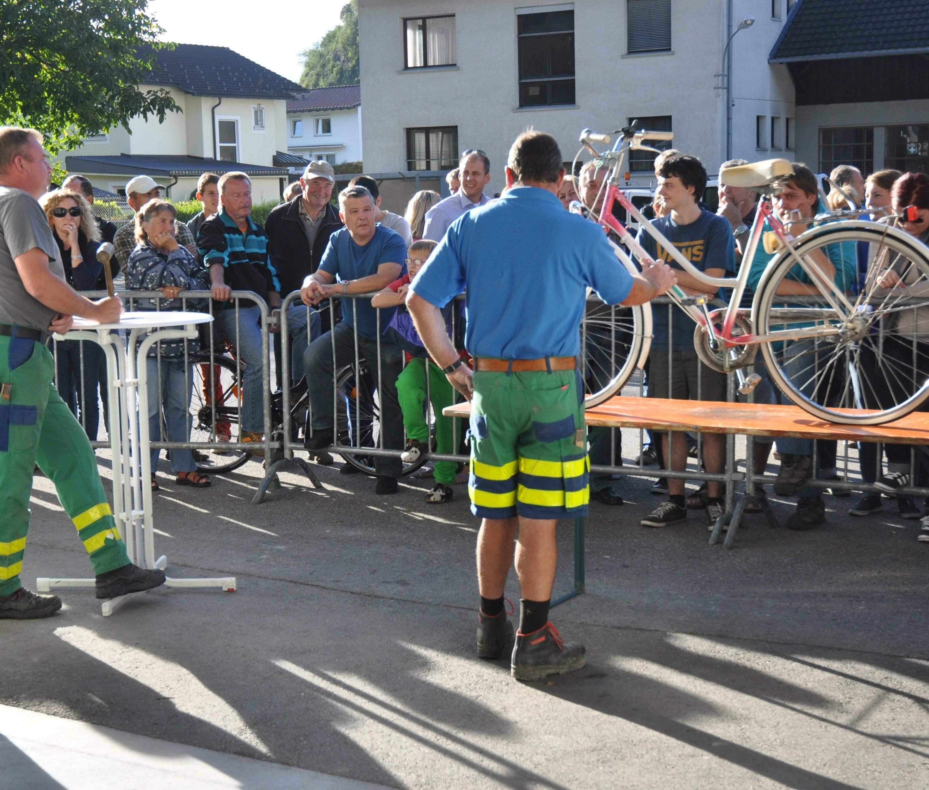 Zum Ersten, zum Zweiten und zum Dritten heißt es bei der Fahrradversteigerung in Rankweil. Zum Ersten, zum Zweiten und zum Dritten heißt es bei der Fahrradversteigerung in Rankweil.