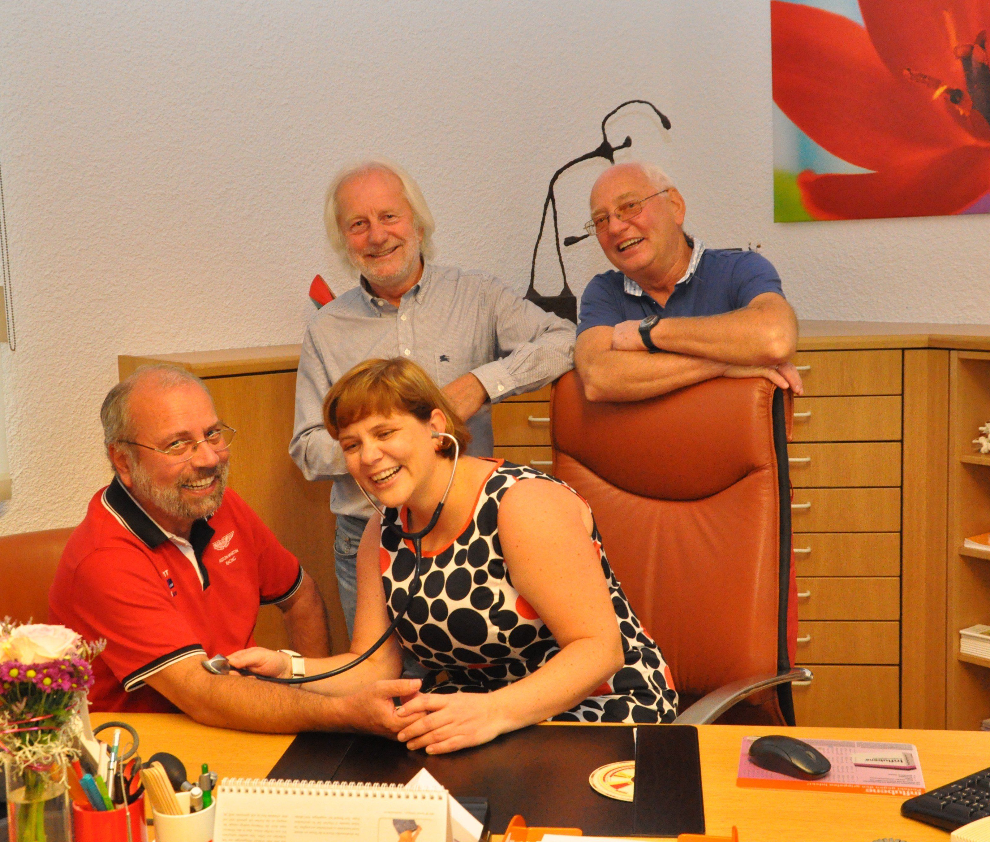 Onkel Rainer, Götti Erich und Vater Peter Wöß wünschen Magdalena viel Freude und Erfolg bei ihrer Arbeit. Onkel Rainer, Götti Erich und Vater Peter Wöß wünschen Magdalena viel Freude und Erfolg bei ihrer Arbeit.