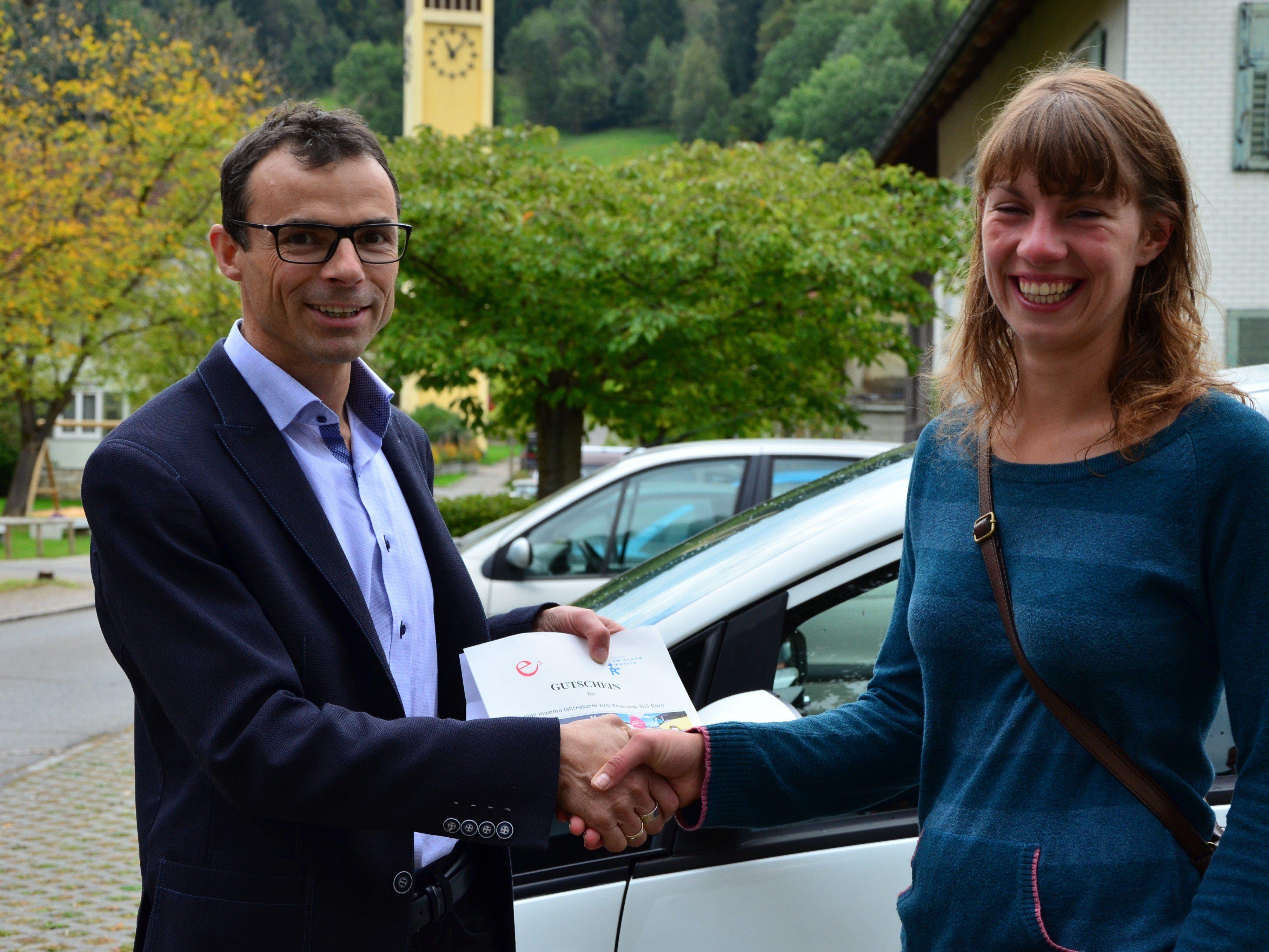 Bürgermeister Kilian Tschabrun gratuliert Melanie Maier zum Gewinn des jahrestickets.