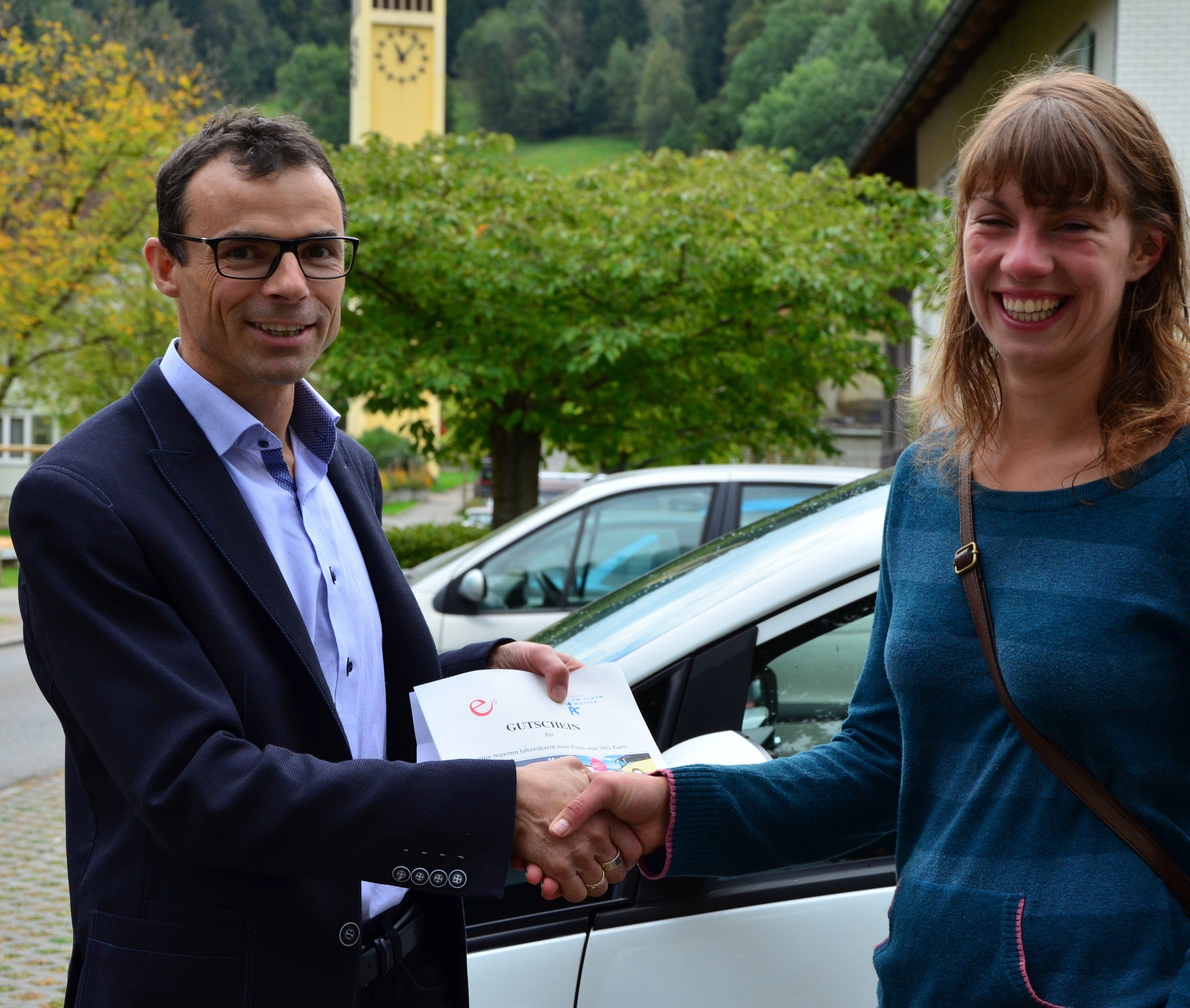 Bürgermeister Kilian Tschabrun gratuliert Melanie Maier zum Gewinn des jahrestickets. Bürgermeister Kilian Tschabrun gratuliert Melanie Maier zum Gewinn des jahrestickets.