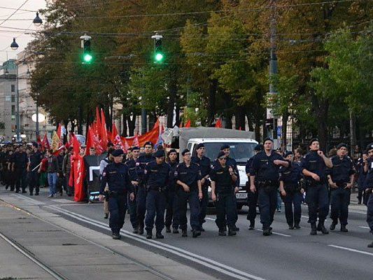 Polizei und Demonstranten bei der Demo am Wiener Ring Polizei und Demonstranten bei der Demo am Wiener Ring