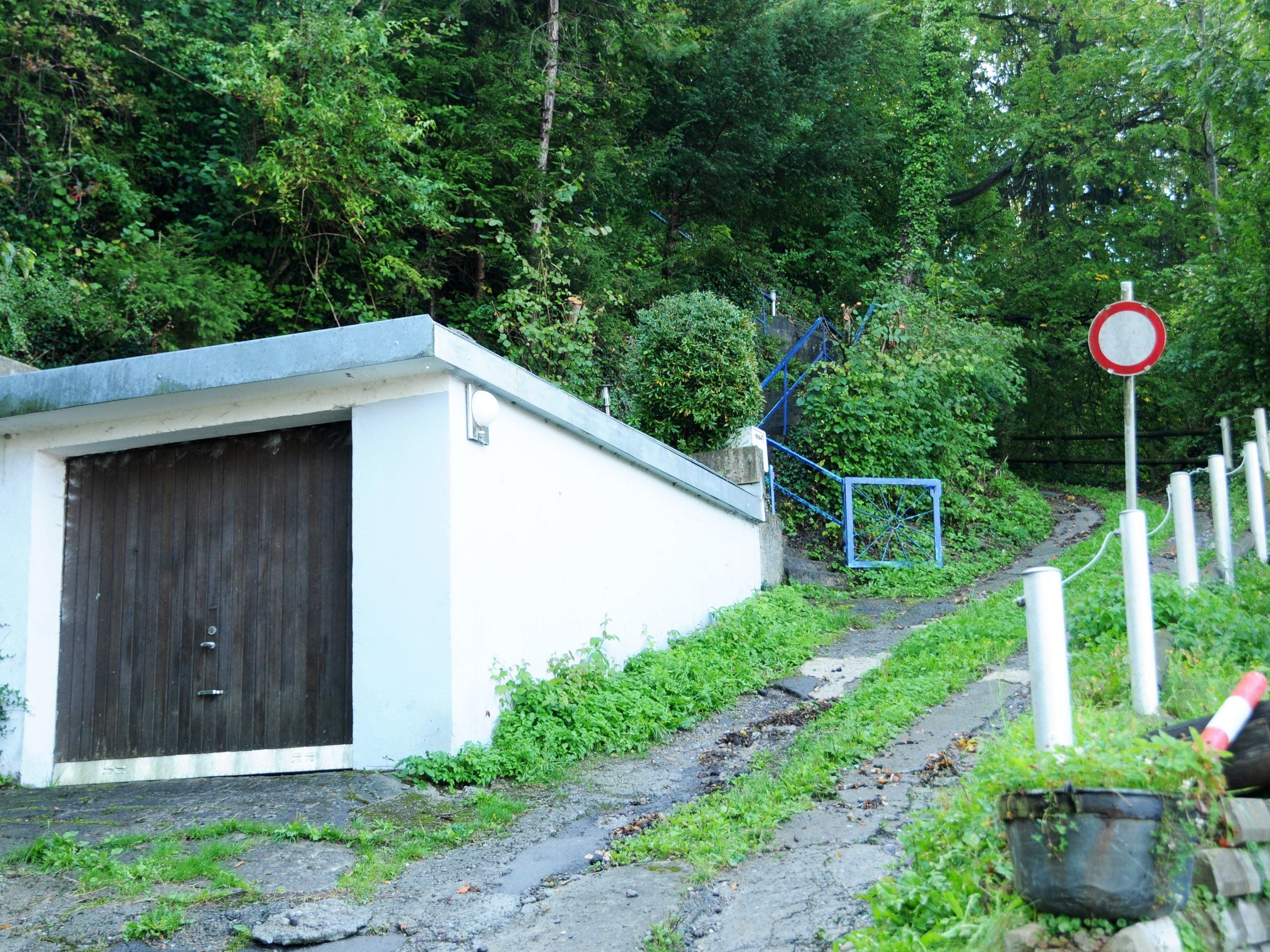 Die Zufahrt zum Haus „Einöde 1“ ist nur bis zur Garage möglich. Die Zufahrt zum Haus „Einöde 1“ ist nur bis zur Garage möglich.