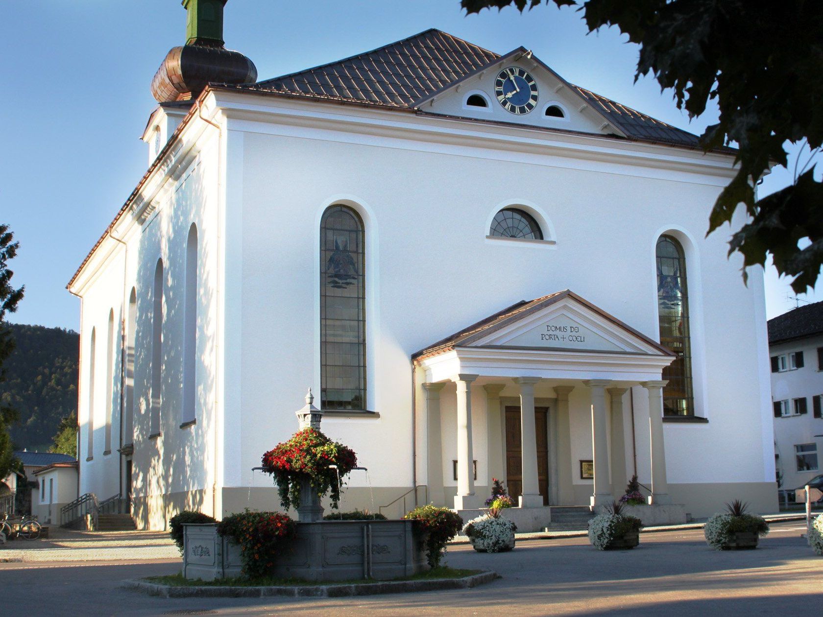 Am 14. September übertragen ORF2 und ZDF den Gottesdienst aus der Pfarrkirche „Hl. Drei Könige" in Hittisau Am 14. September übertragen ORF2 und ZDF den Gottesdienst aus der Pfarrkirche „Hl. Drei Könige" in Hittisau
