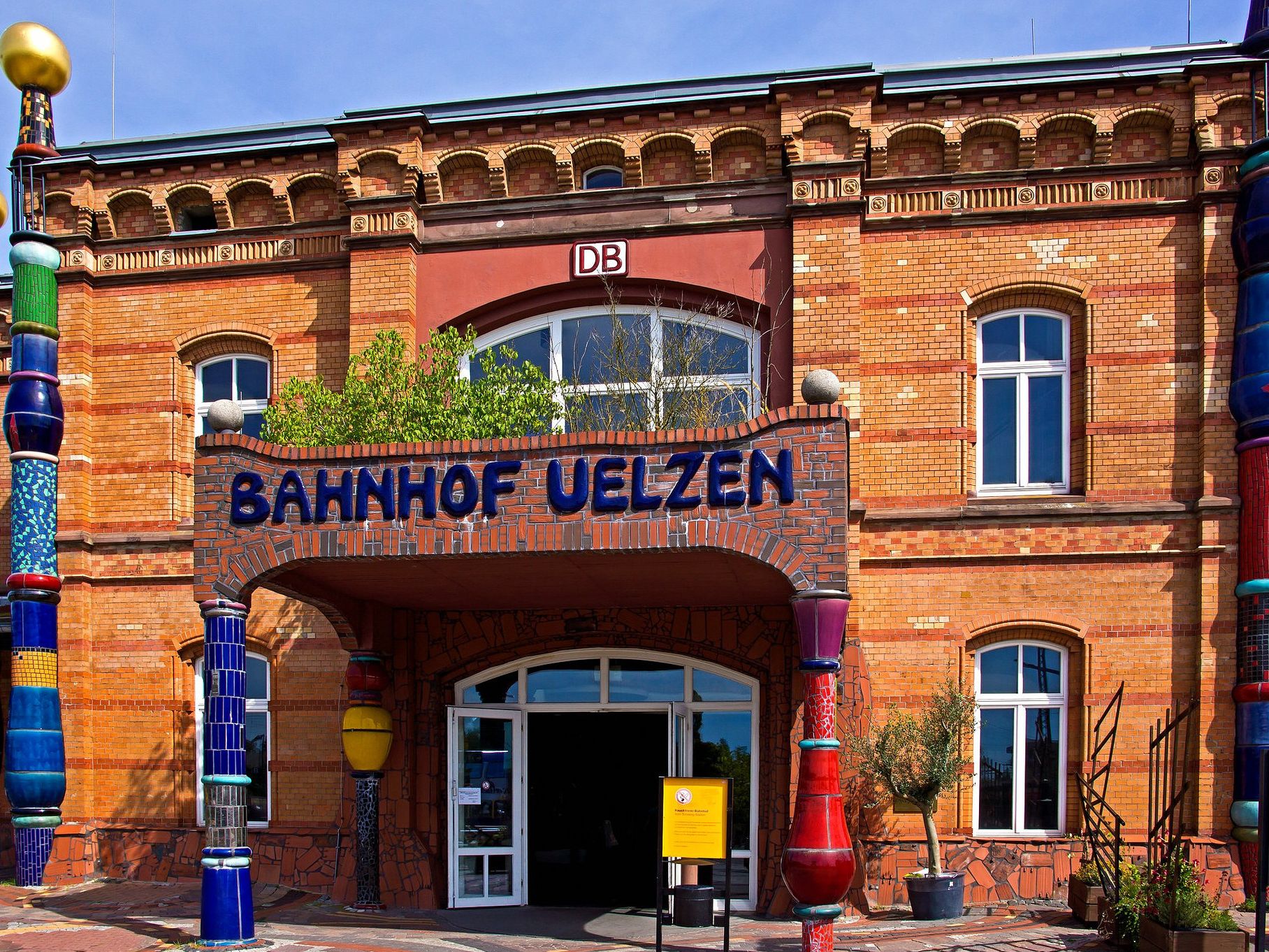 In Uelzen steht der einzige Hundertwasser-Bahnhof der Welt. In Uelzen steht der einzige Hundertwasser-Bahnhof der Welt.