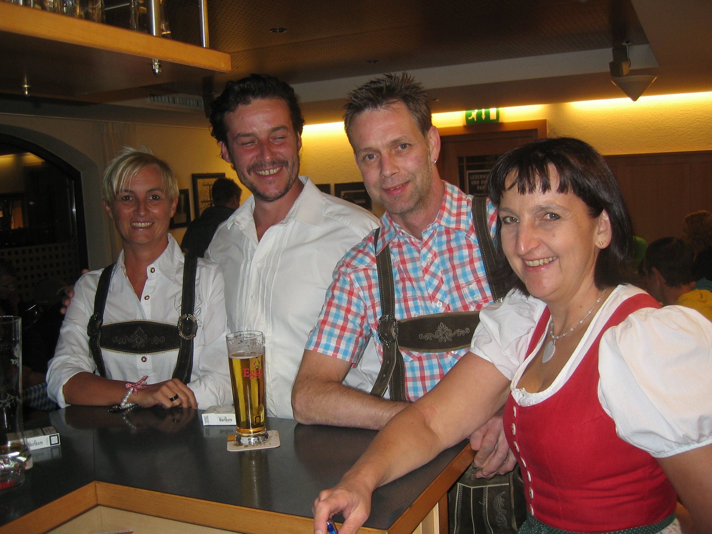 Carla Behmann (rechts) mit einigen ihrer treuen Stammgästen Carla Behmann (rechts) mit einigen ihrer treuen Stammgästen