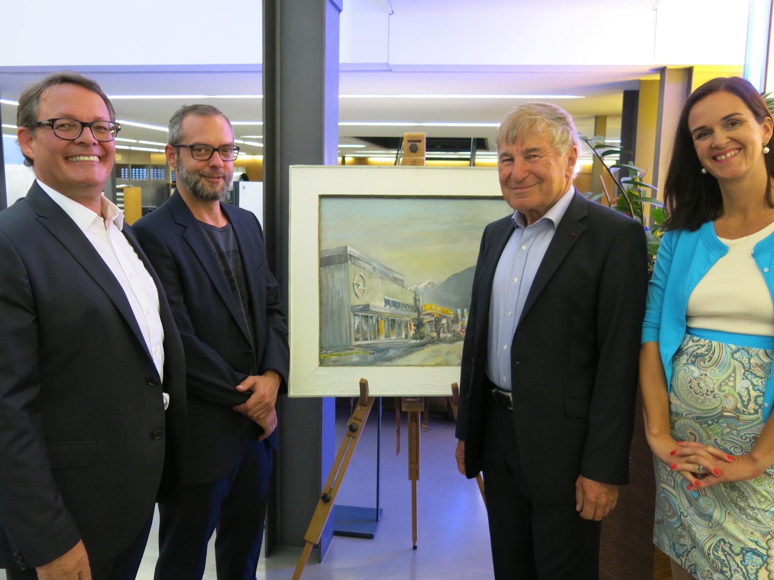 Die Ausstellungsräumen von Opel Gerster bieten einen exklusiven Rahmen für die Bilder von Prof. Gerhard Winkler. Mit Christoph und Sabine Gerster und Lothar Baumgarnter