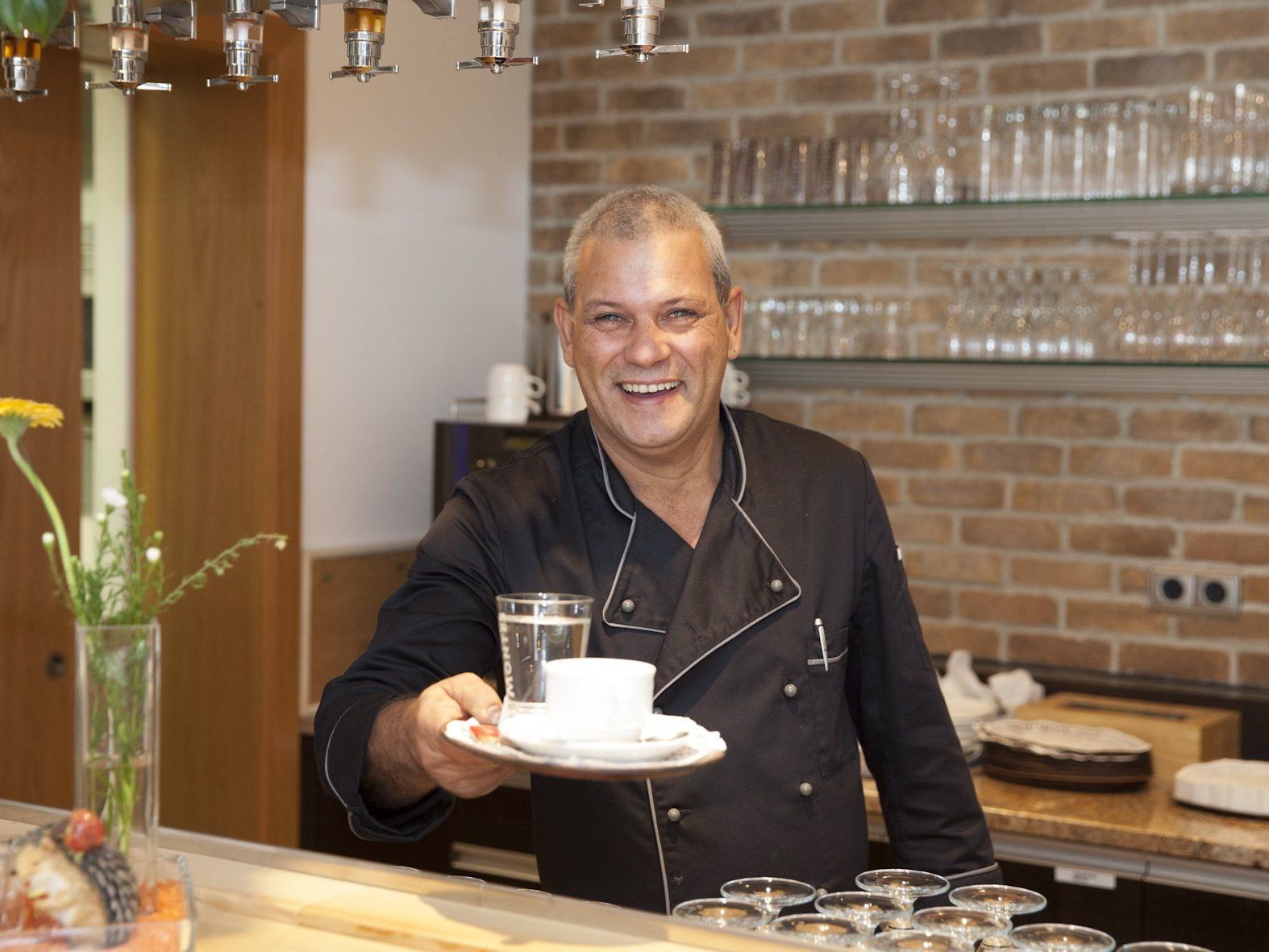Hubert Schoder in seinem neuen Lokal, dem Dorfcafe Sankt Antönet Hock Hubert Schoder in seinem neuen Lokal, dem Dorfcafe Sankt Antönet Hock