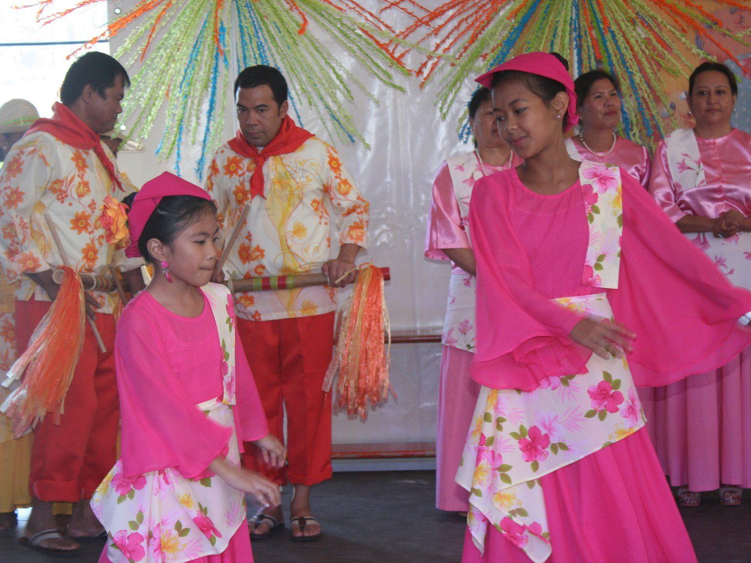 Gesangs- und Tanzgruppe aus den Philippinen