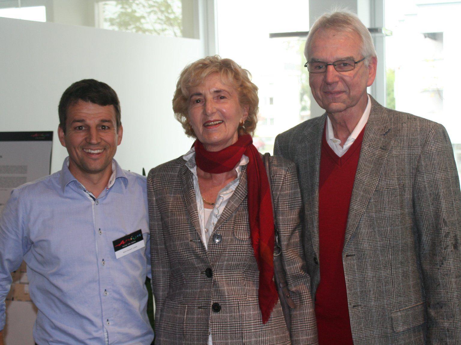 Marketingleiter Wolfgang Lang mit den zufriedenen Kunden Reinhard und Silvia Huster