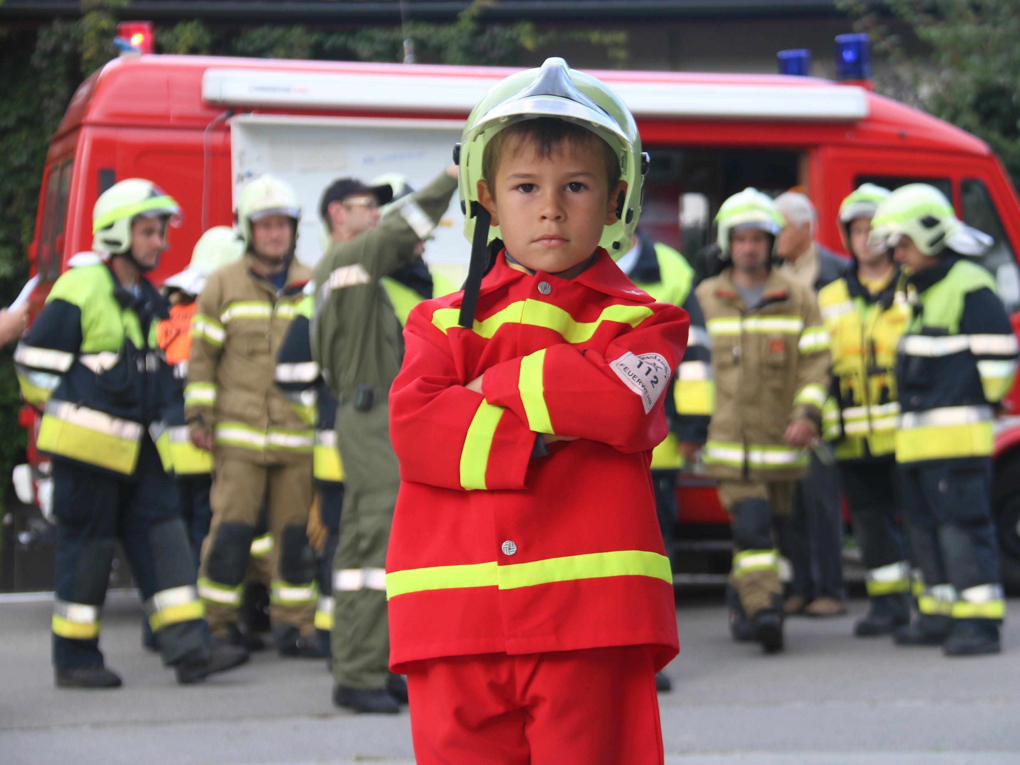 Luca will, wie sein Vater, auch Feuerwehrmann werden.