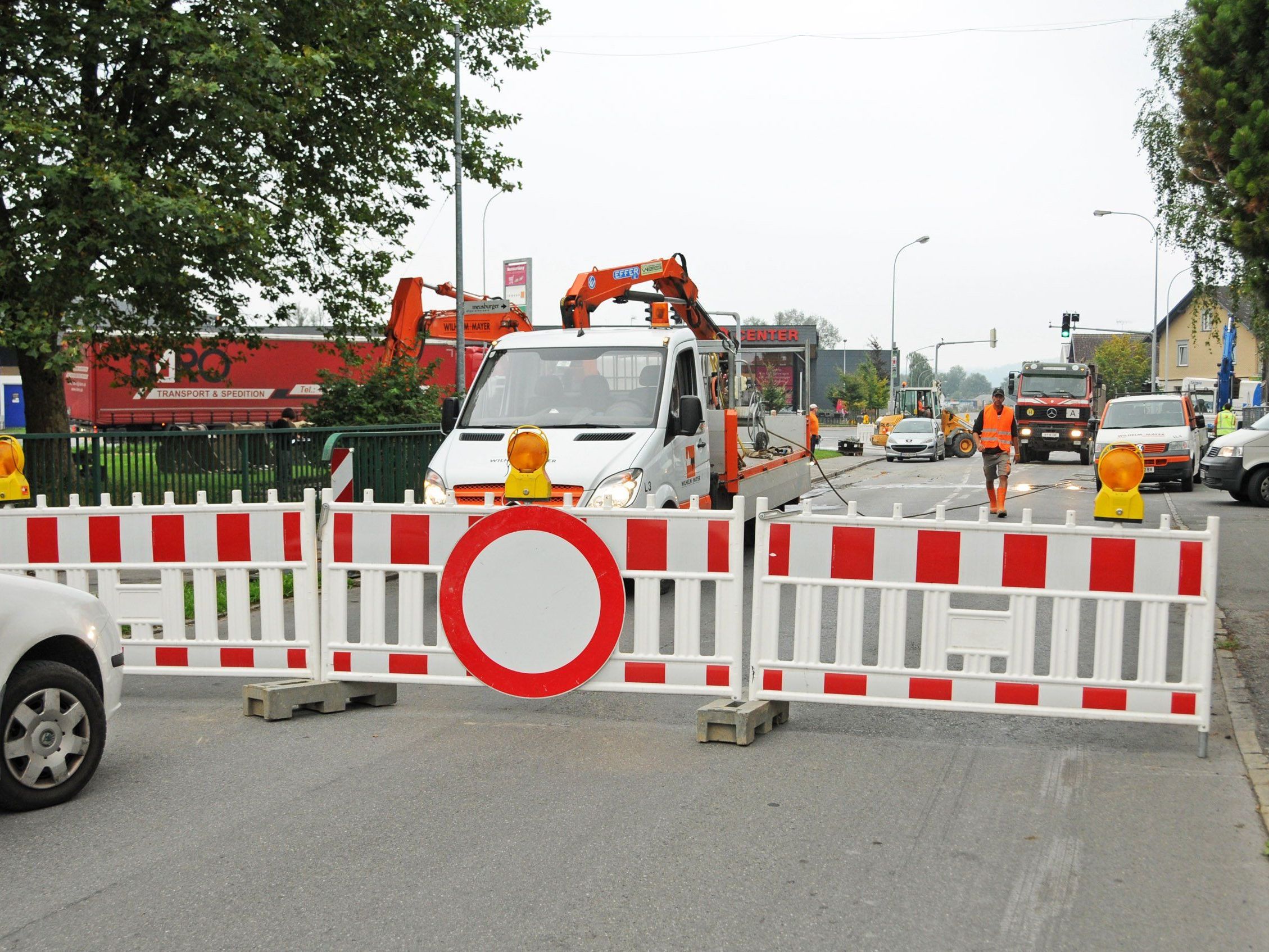 Die Kreuzung der Landstraße mit der L202 bleibt wegen Umbauarbeiten bis Anfang Oktober gesperrt. Die Kreuzung der Landstraße mit der L202 bleibt wegen Umbauarbeiten bis Anfang Oktober gesperrt.
