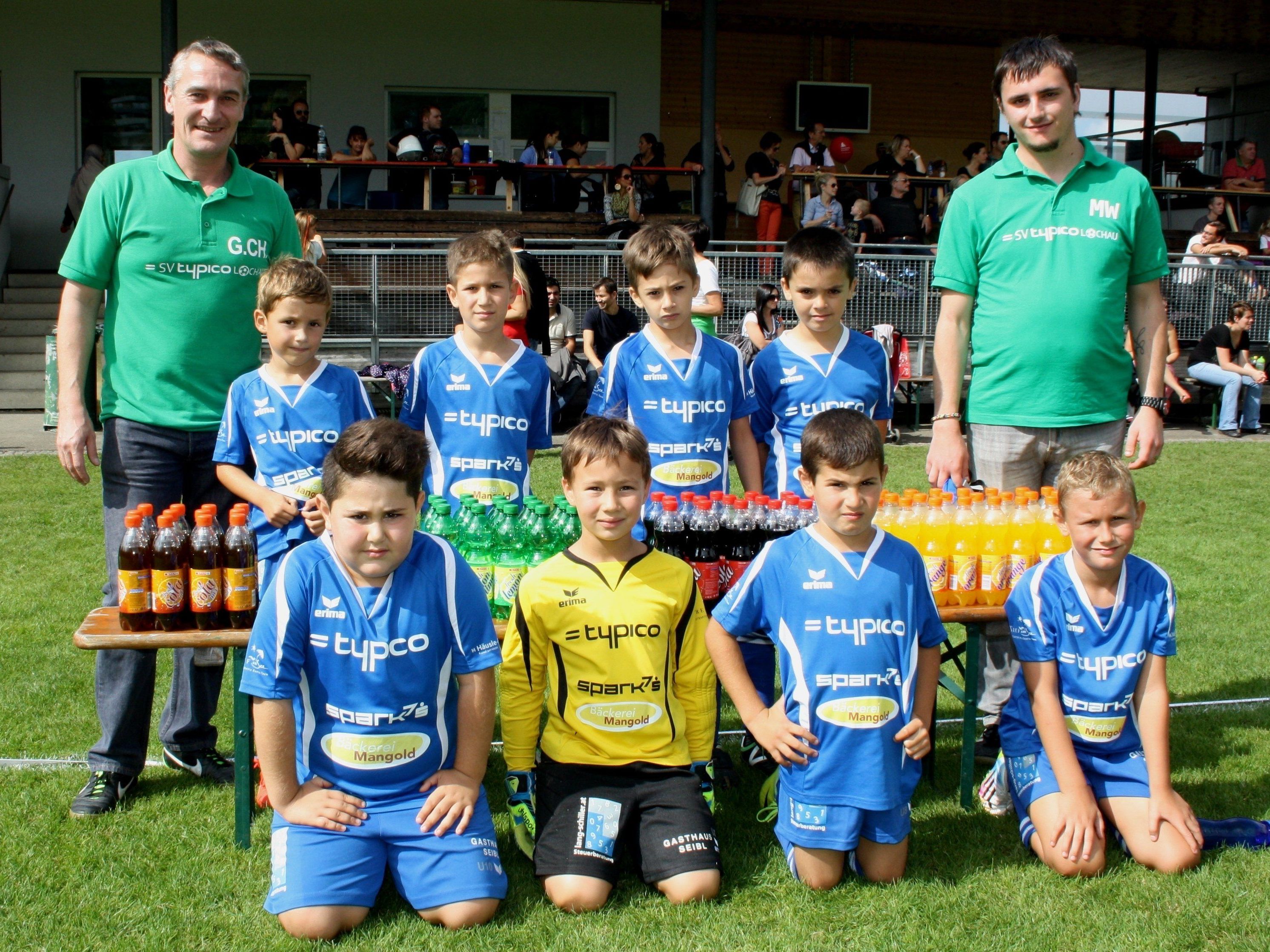 Das U-8-Team des SV Typico Lochau mit Trainer Wolfgang Marent und Nachwuchskoordinator Christof Grones. Das U-8-Team des SV Typico Lochau mit Trainer Wolfgang Marent und Nachwuchskoordinator Christof Grones.
