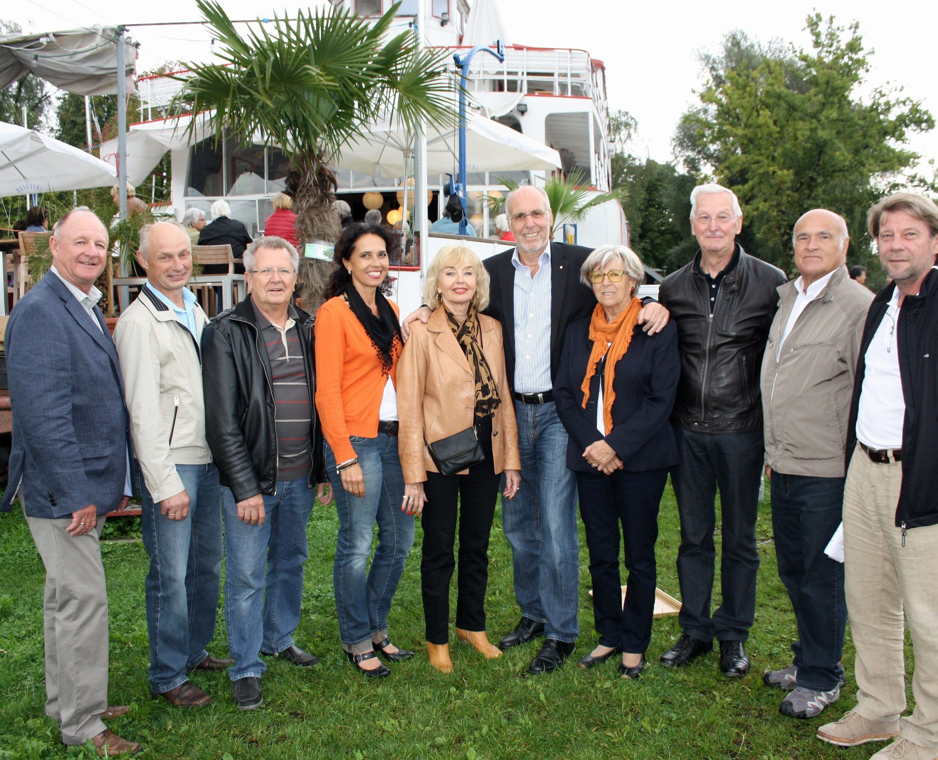Das Team der „Seniorenbörse Leiblachtal“ freute sich über eine bestens gelungene Auftaktveranstaltung auf der „Alten Fähre“ in Lochau: Sie sind Ihre Ansprechpartner! Das Team der „Seniorenbörse Leiblachtal“ freute sich über eine bestens gelungene Auftaktveranstaltung auf der „Alten Fähre“ in Lochau: Sie sind Ihre Ansprechpartner!