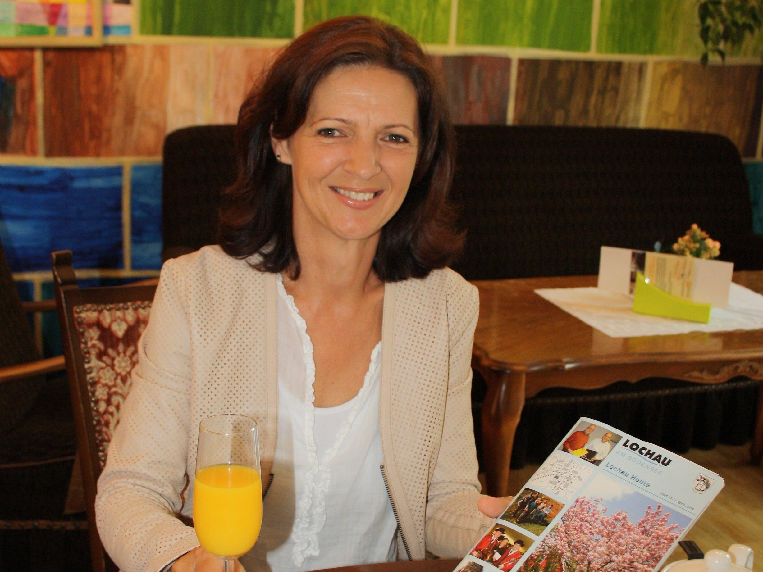 Im Namen der Gemeinde Lochau begrüßt Ingrid Hörburger die neuen Bürgerinnen und Bürger beim „Willkommenstreff“ im Cafe des Brockenhauses.