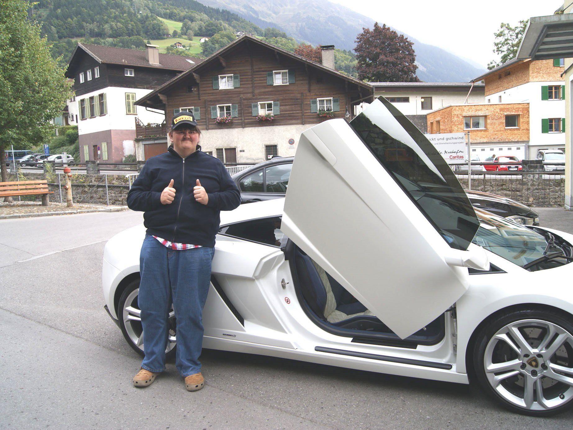 Helmut Künzle aus Vandans, der Besitzer des weißen Lamborghinis, holte den stolzen Manny direkt vor seinem Arbeitsplatz im "gschickt und gschwind" in Schruns ab.