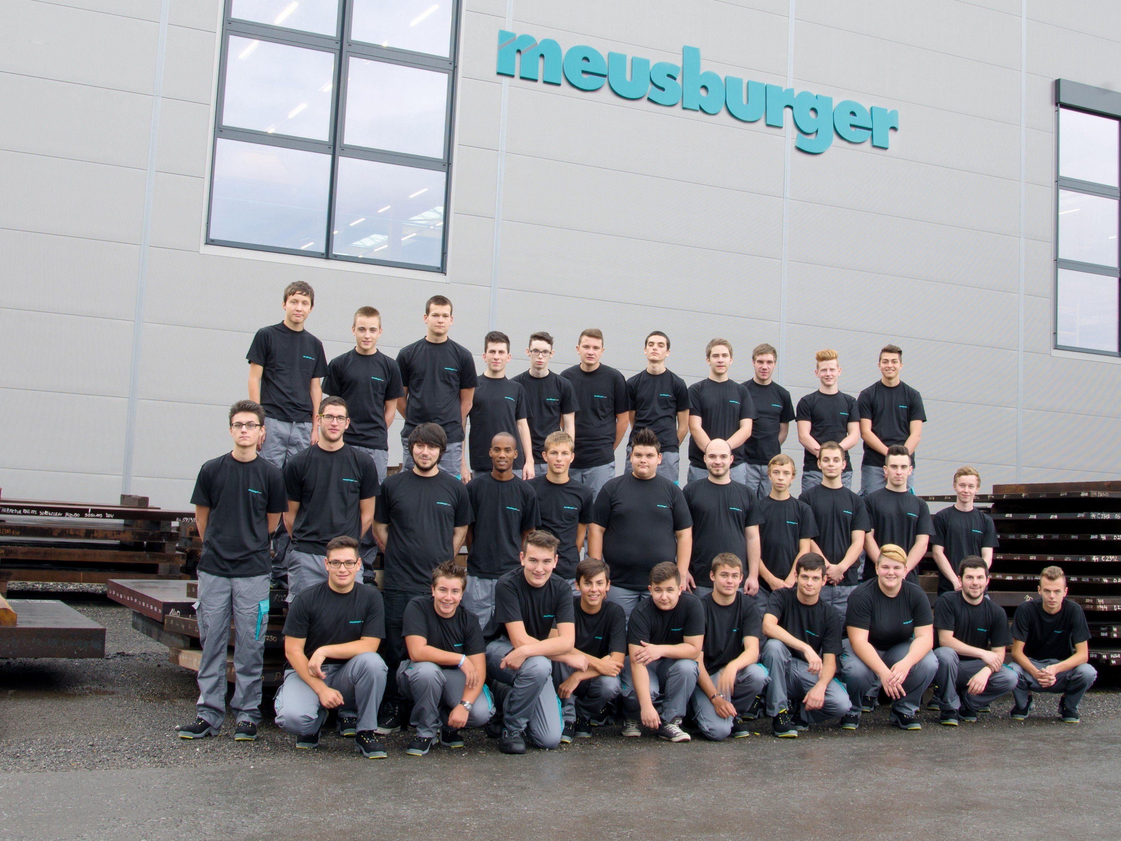 Die neuen angehenden FacharbeiterInnen von Meusburger. (Nicht auf dem Bild sind Michael Geuze und Tahir Ayküz.)