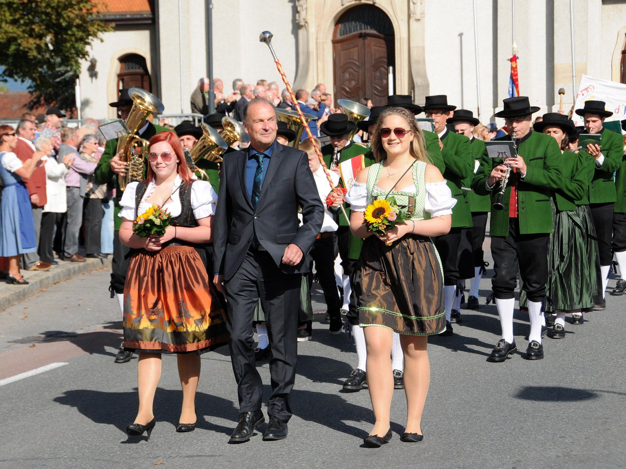 Der MV Gaißau mit Festführer Reinhold Eberle sowie den Ehrendamen Julia und Denise beim Festumzug