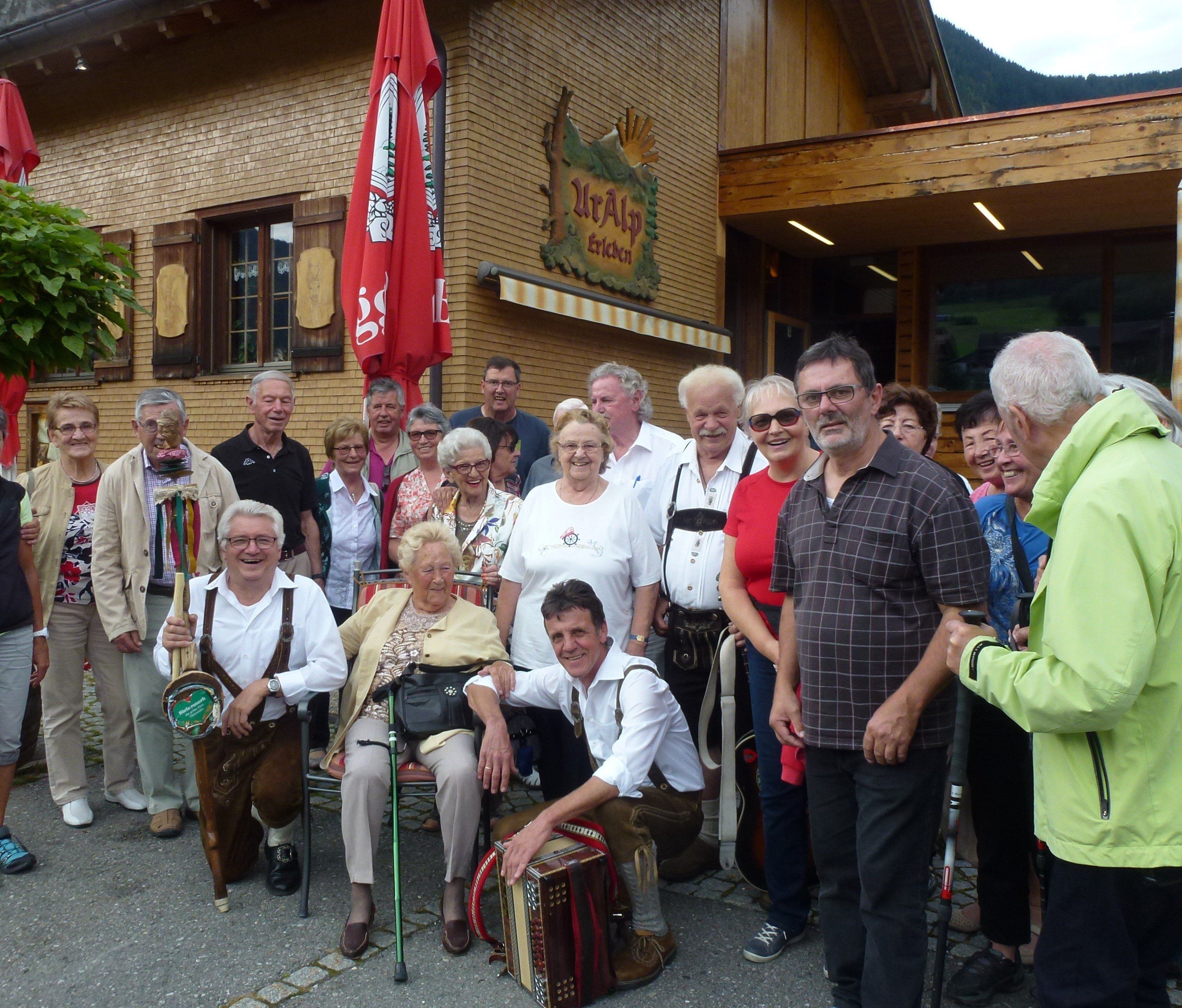 32 Mitglieder, Begleitpersonen und Angehörige trafen sich zur Ausfahrt nach Au. 32 Mitglieder, Begleitpersonen und Angehörige trafen sich zur Ausfahrt nach Au.
