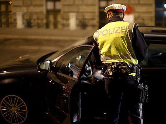 Wien-Hietzing: Mann beißt Polizisten in das Bein Wien-Hietzing: Mann beißt Polizisten in das Bein